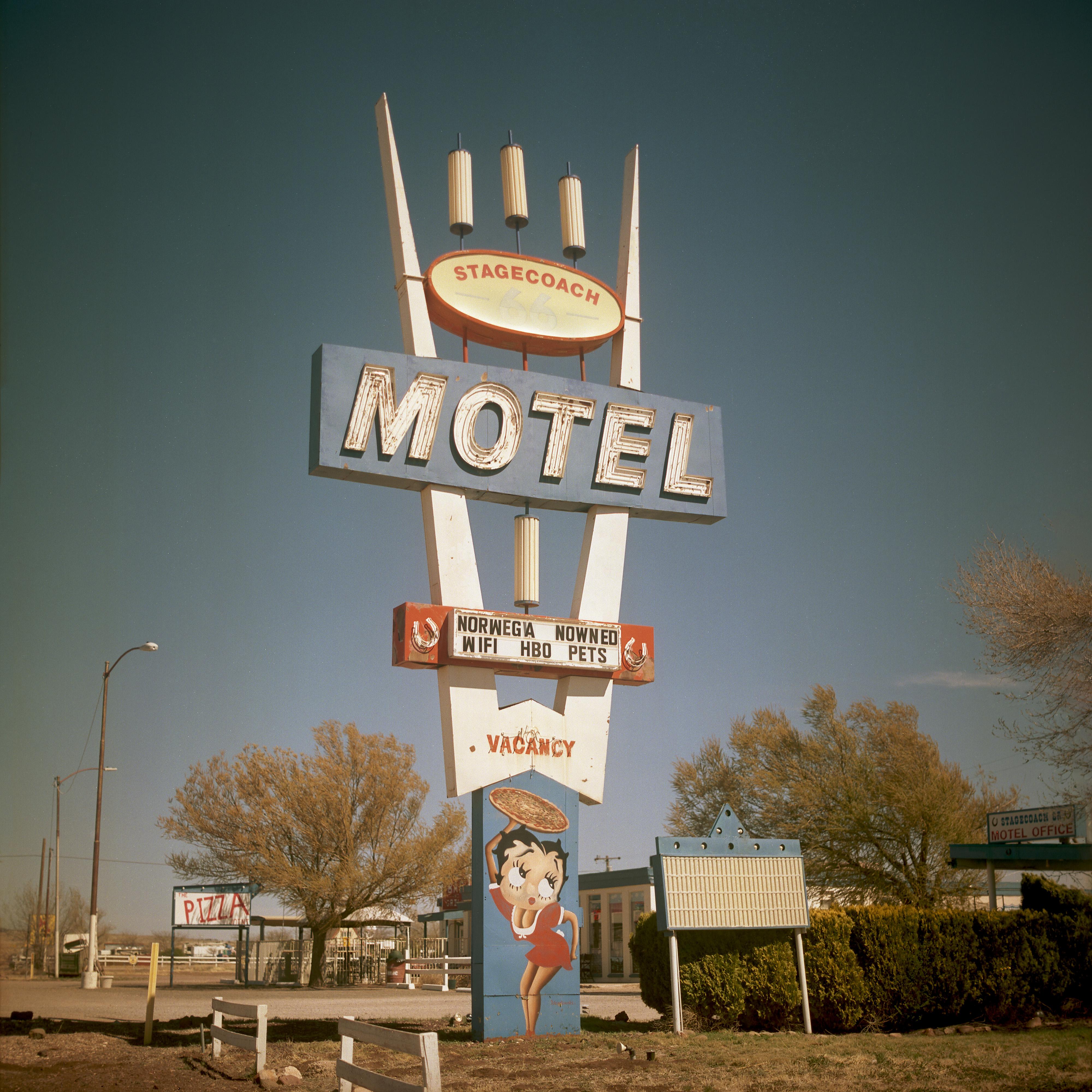 Steve Fitch Color Photograph – Seligman, Arizona; 15. April 2022