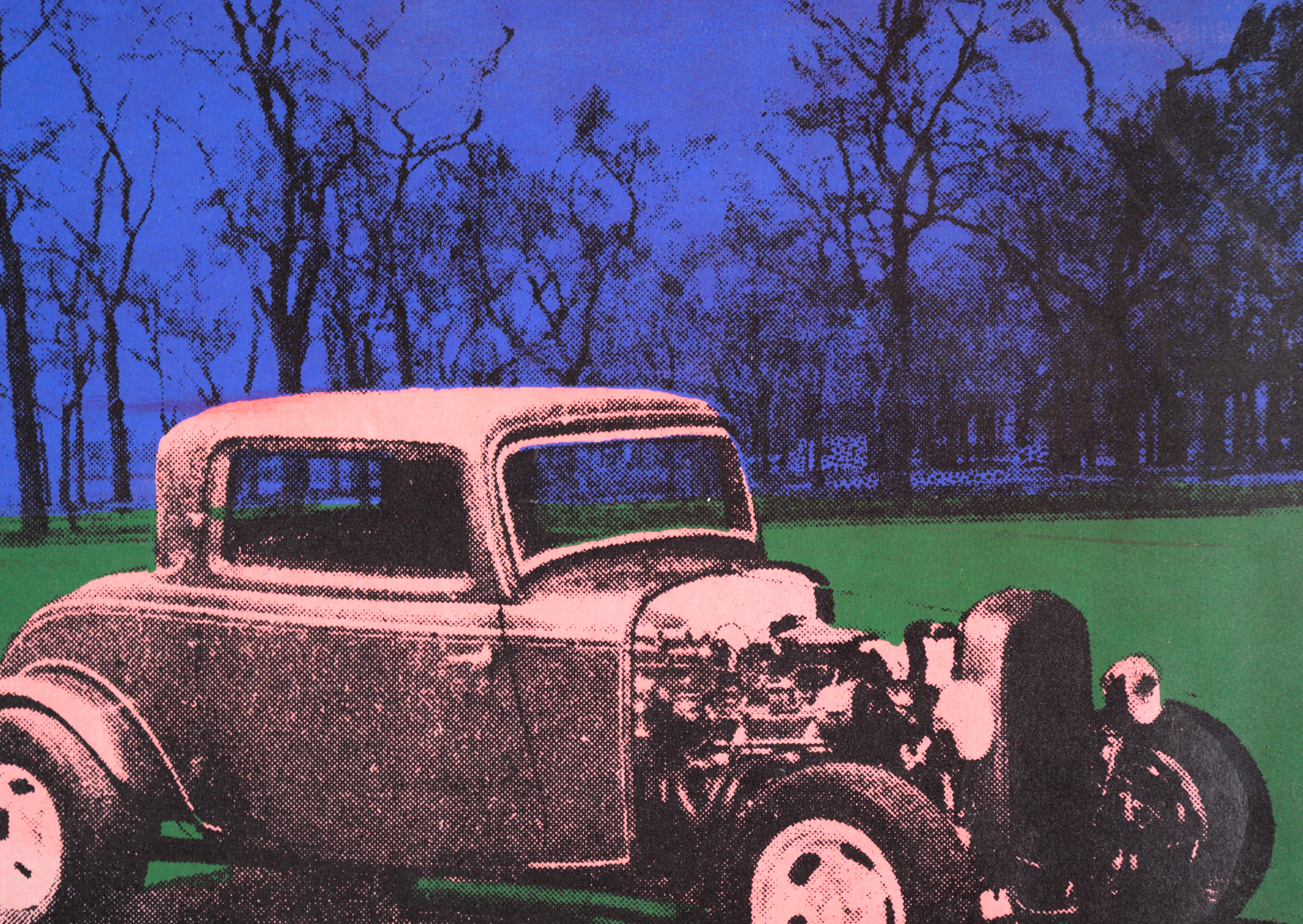Sérigraphie multicouche hautement saturée de Steve J. Pon (20e siècle). Un roadster des années 1930 est garé sur l'herbe, avec des arbres en toile de fond. La voiture est rendue en rose avec des points noirs en demi-ton. L'herbe et le ciel sont