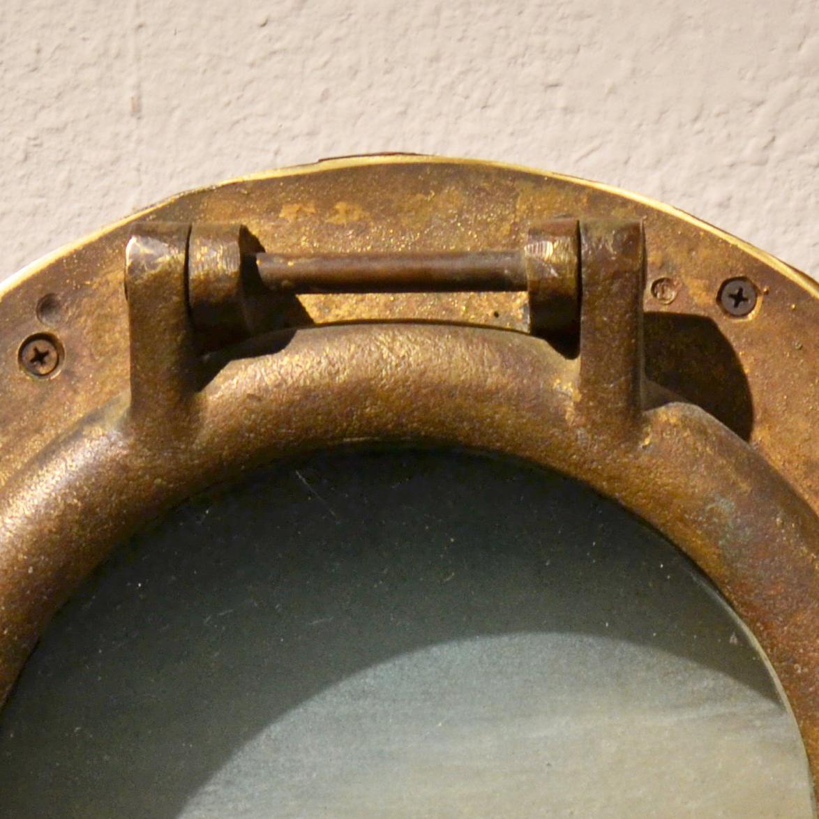 BOAT DE BOUCLES EN GROS AU PORTHOLE - Contemporain Mixed Media Art par Steve Jensen