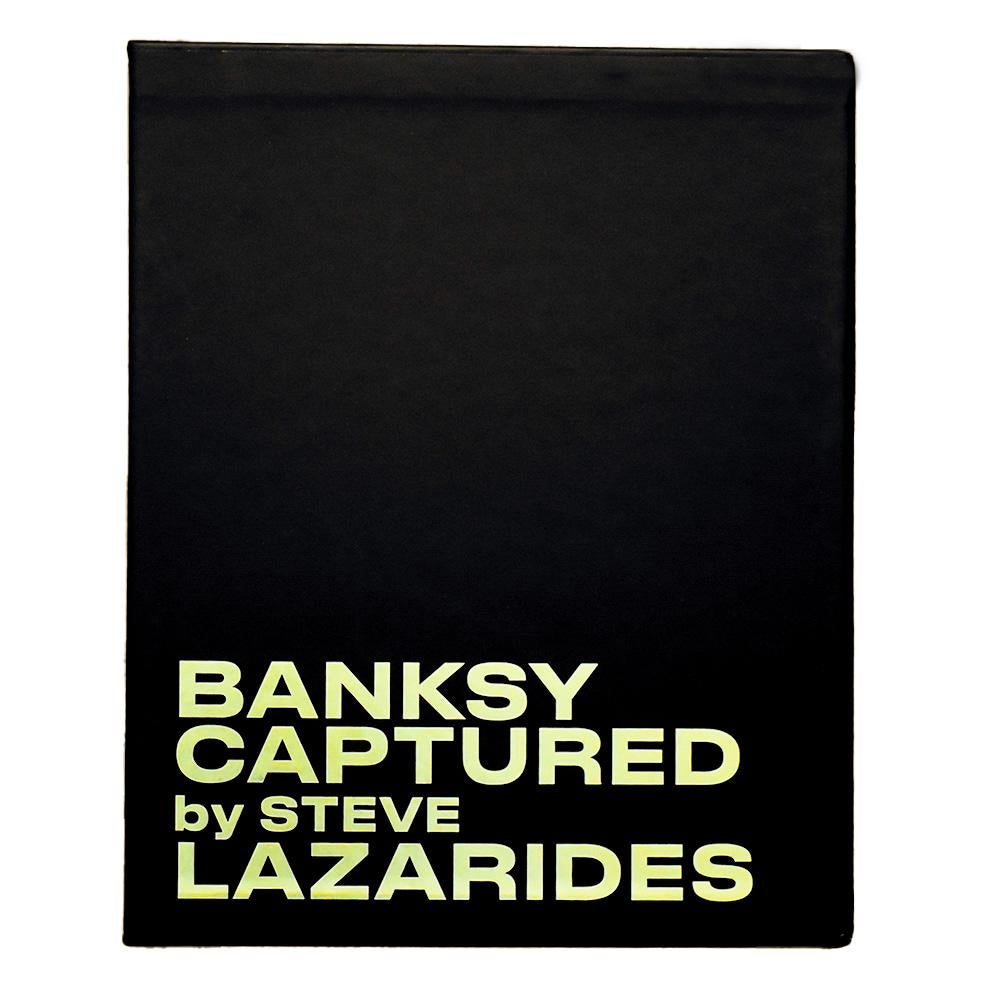 Banksy Captured (La première édition rigide noire du volume 1) - Art urbain Photograph par Steve Lazarides