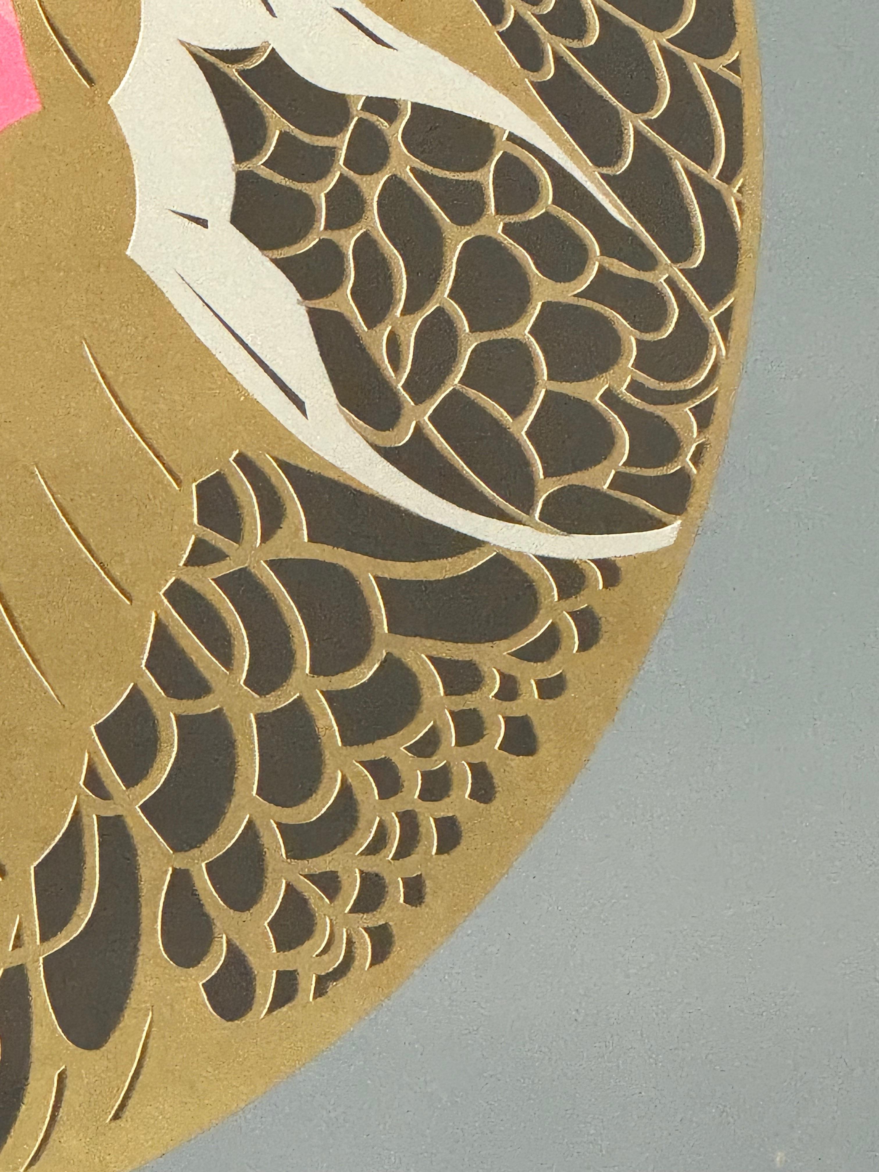 In dieser Lithografie erkundet Leal das Thema der Dualität durch zwei sich überschneidende weibliche Profile, die elegant in einen kreisförmigen Rahmen eingefasst sind. Das erste Gesicht, blass und verschlossen, blickt nach innen, während das