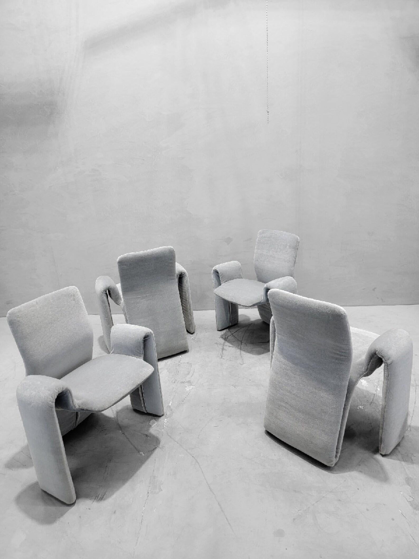 Postmoderne Steve Leonard für Brayton International Style Skulpturale Esszimmerstühle Neu gepolstert in italienischem Plüsch Powder-Blu Mohair - Satz von 4

Ein vierteiliges Set aus babyblauen Esszimmerstühlen im Stil von Steve Leonard für Brayton