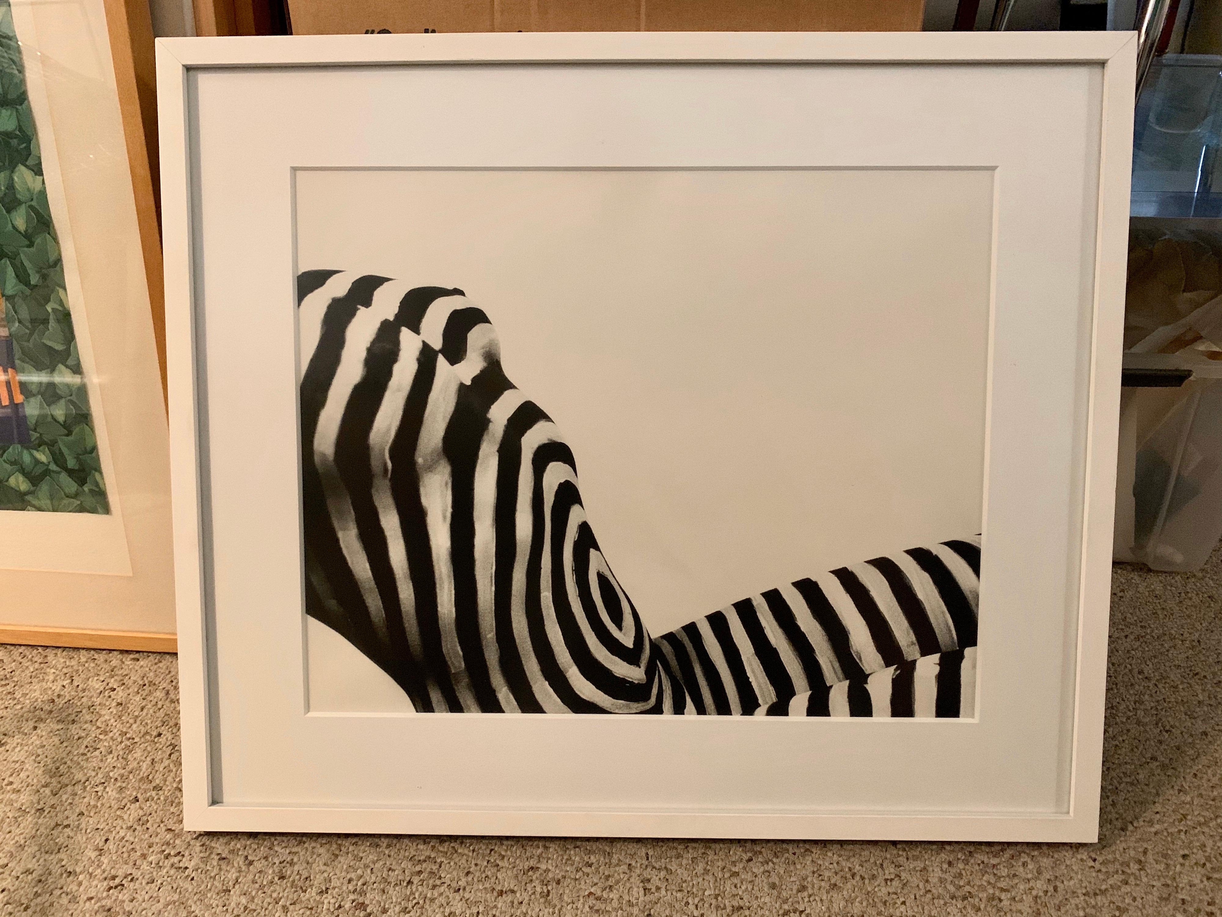 Il s'agit d'une série de TROIS (3) - dont l'ensemble représente MONA, la muse et le modèle du photographe. Il s'agit d'une carrosserie entièrement peinte en noir et blanc. Encadrement original en blanc.