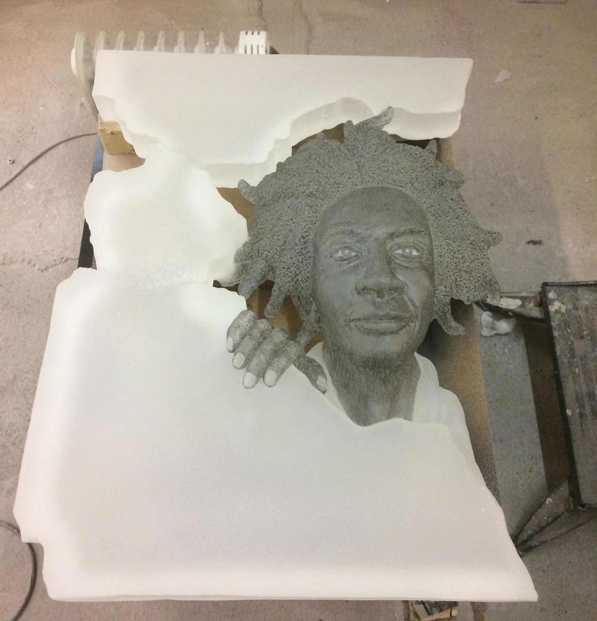 Vidrio fundido con grafito y aluminio pintado con resina.

Steve Linn se describe a sí mismo como un escultor documentalista, que lleva a cabo una meticulosa investigación sobre cada uno de los temas que selecciona y elige qué referencias interpreta