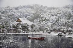 Barco Cubierto de Nieve en el Jardín Sankei-en, Yokohama, Japón