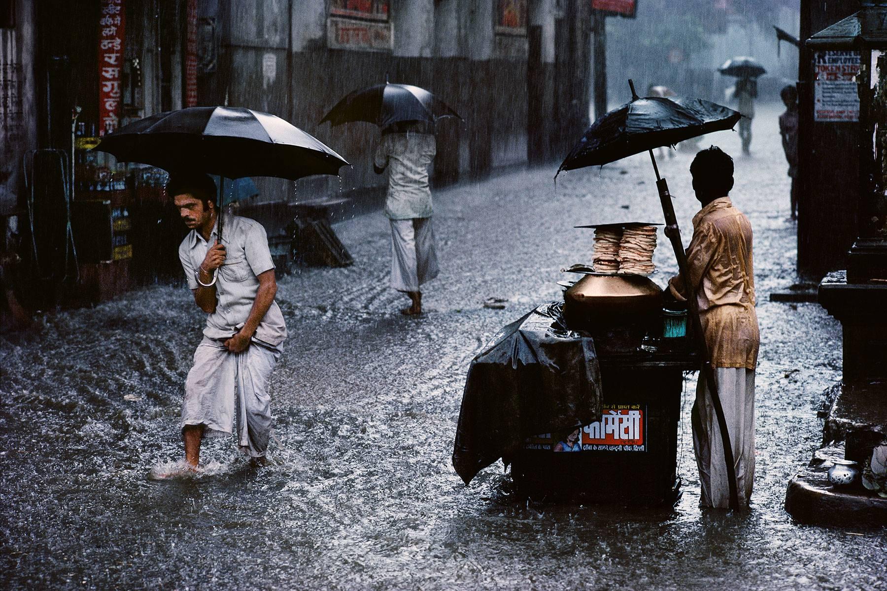 Steve McCurry Figurative Photograph – Man im Monsoon-Stil