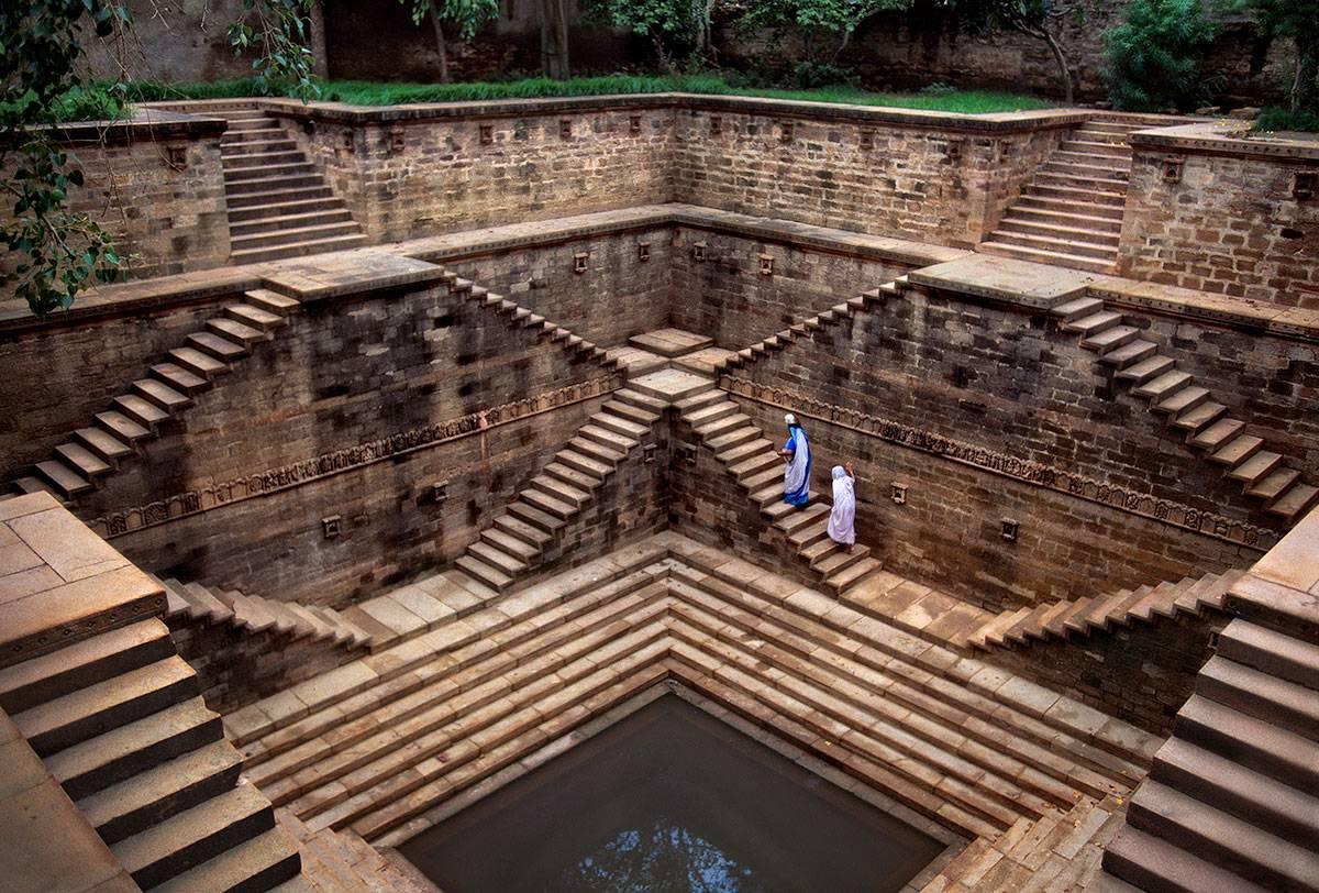 Steve McCurry Color Photograph - Women in a step well, Rajasthan, India