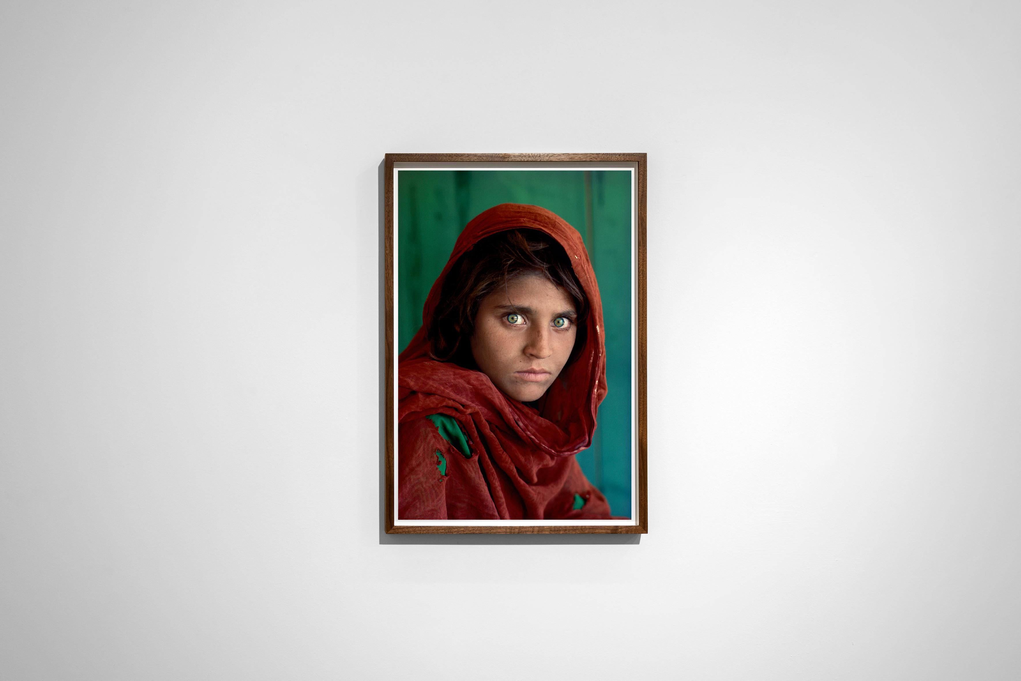 Afghanisches Mädchen, Peshawar, Pakistan, 1984 - Steve McCurry (Farbporträt) im Angebot 1
