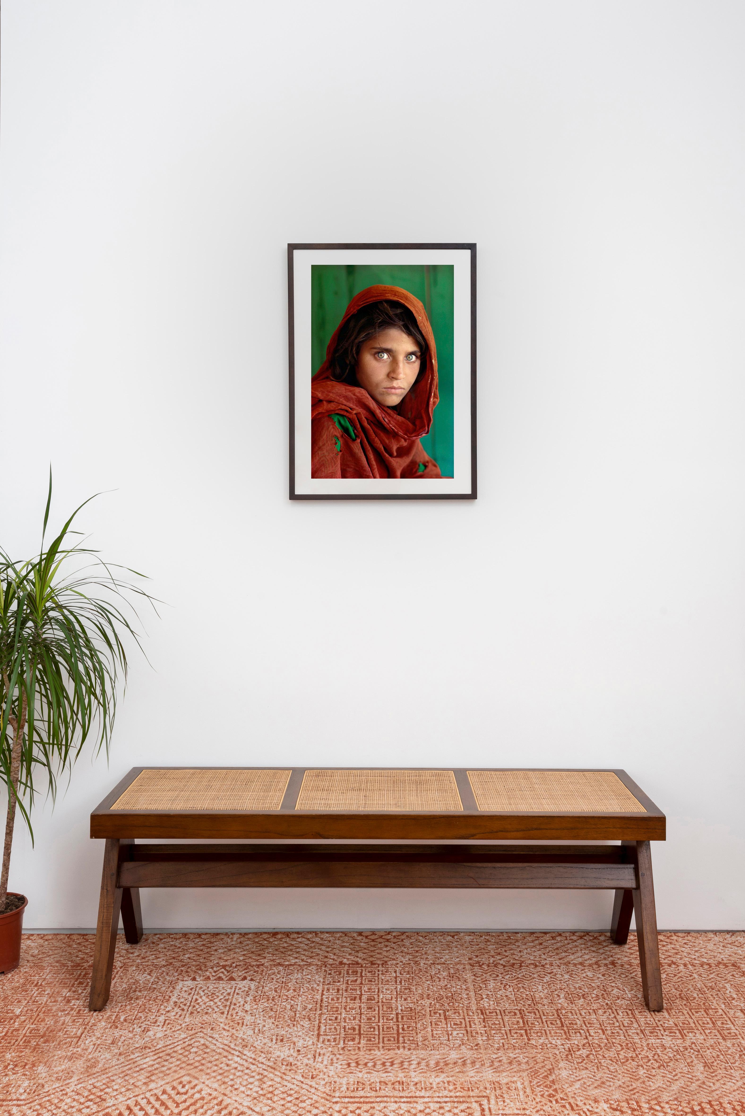 Afghanisches Mädchen, Peshawar, Pakistan, 1984 - Steve McCurry (Farbporträt) im Angebot 2