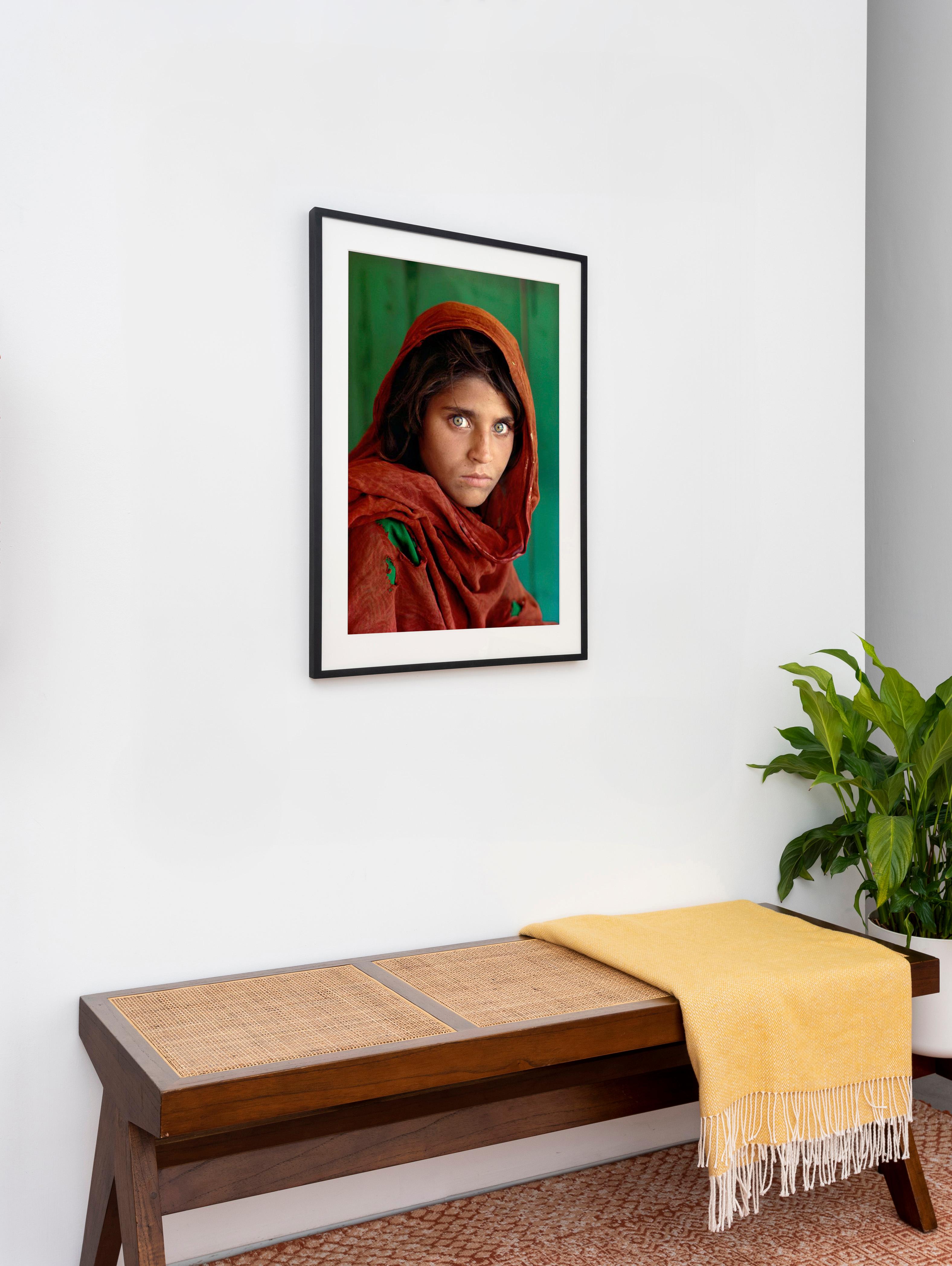 Afghanisches Mädchen, Peshawar, Pakistan, 1984 - Steve McCurry (Farbporträt) im Angebot 3