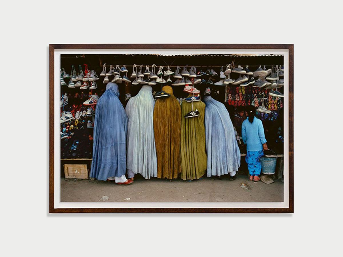 Donne afgane in un negozio di scarpe, Kabul, Afghanistan, 1992 - Steve McCurry in vendita 2