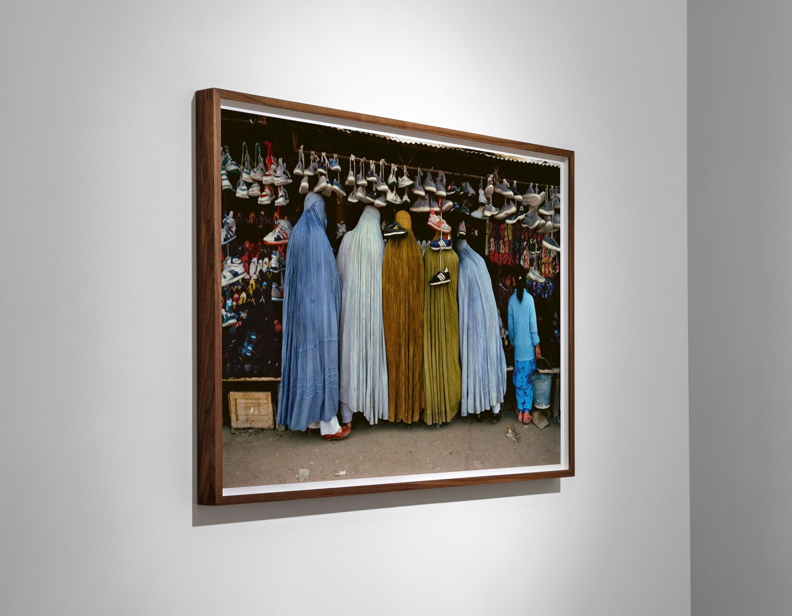 Donne afgane in un negozio di scarpe, Kabul, Afghanistan, 1992 - Steve McCurry in vendita 3