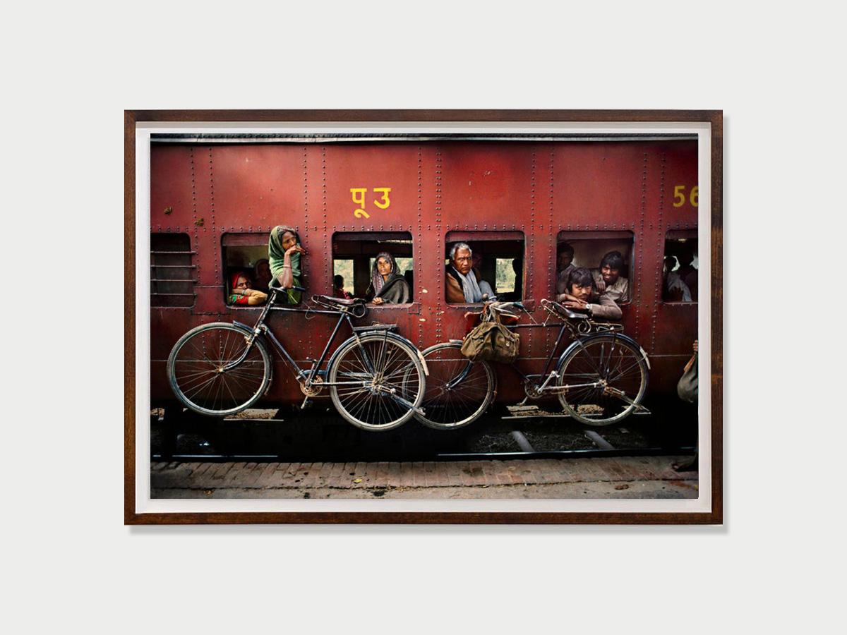 Bicycles on Side of Train, Indien, 1983 – Steve McCurry (Farbfotografie) im Angebot 2