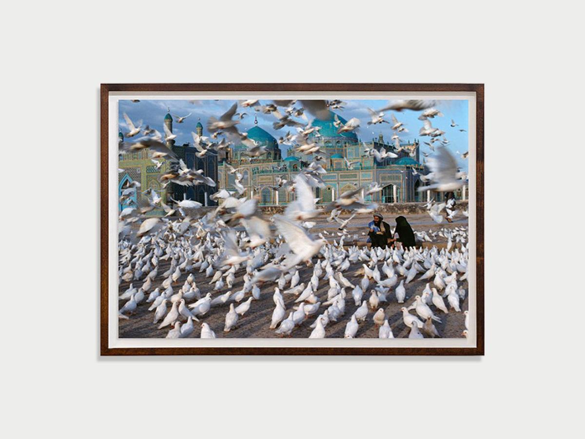 Mezquita Azul, Mazar I Sharif, Afganistán, 1991 - Steve McCurry en venta 1