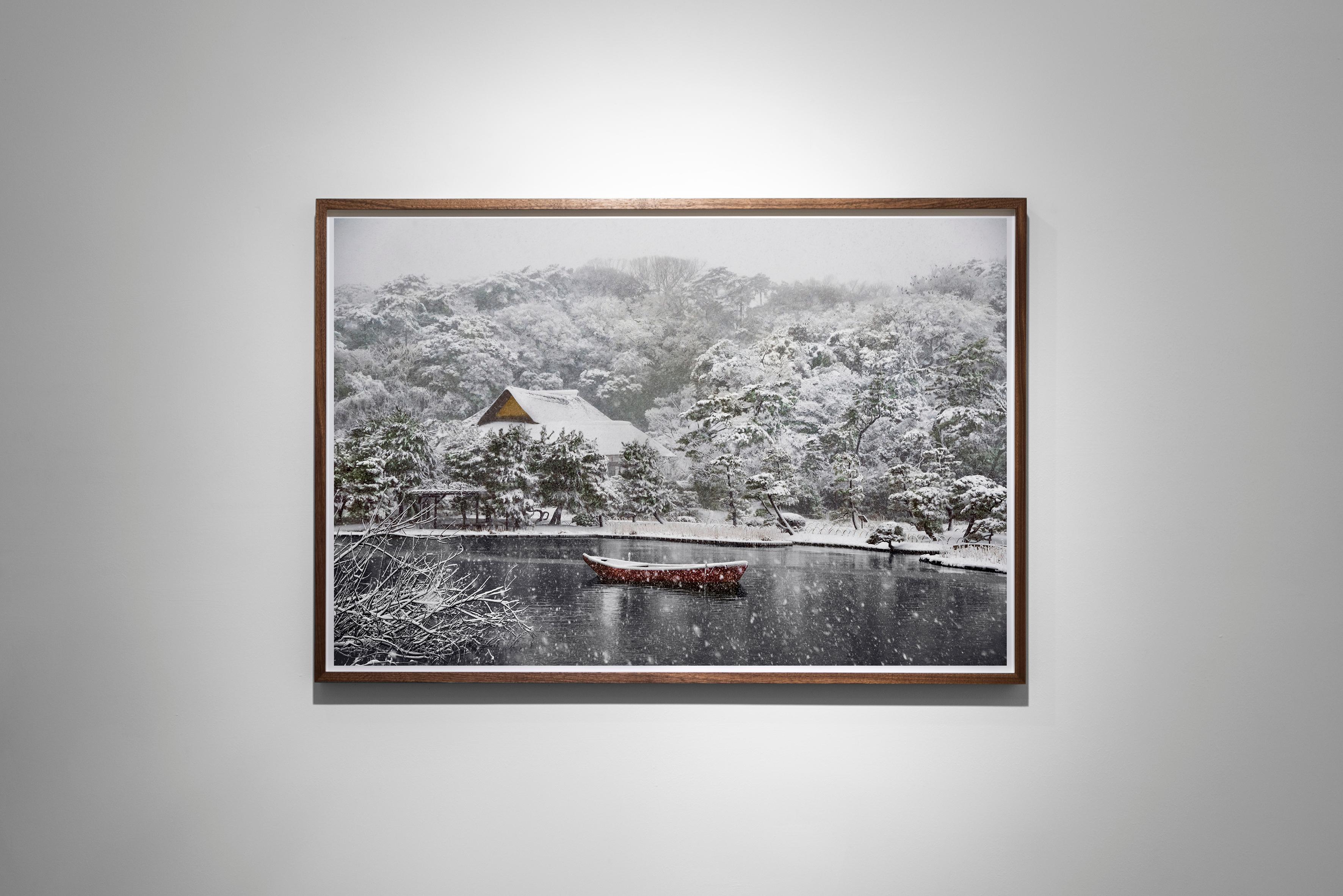 Boat recouvert de neige dans les jardins de Sankei-En, Japon, 2014  - Steve McCurry en vente 1