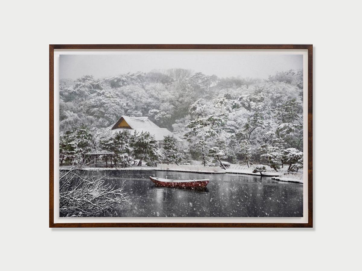 Barco cubierto de nieve en los Jardines de Sankei-En, Japón, 2014  - Steve McCurry en venta 1