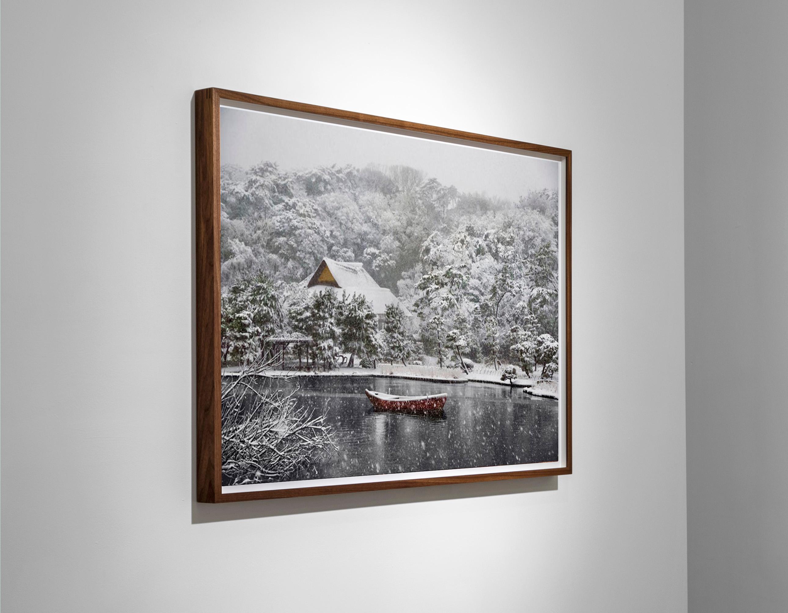 Barco cubierto de nieve en los Jardines de Sankei-En, Japón, 2014  - Steve McCurry en venta 2