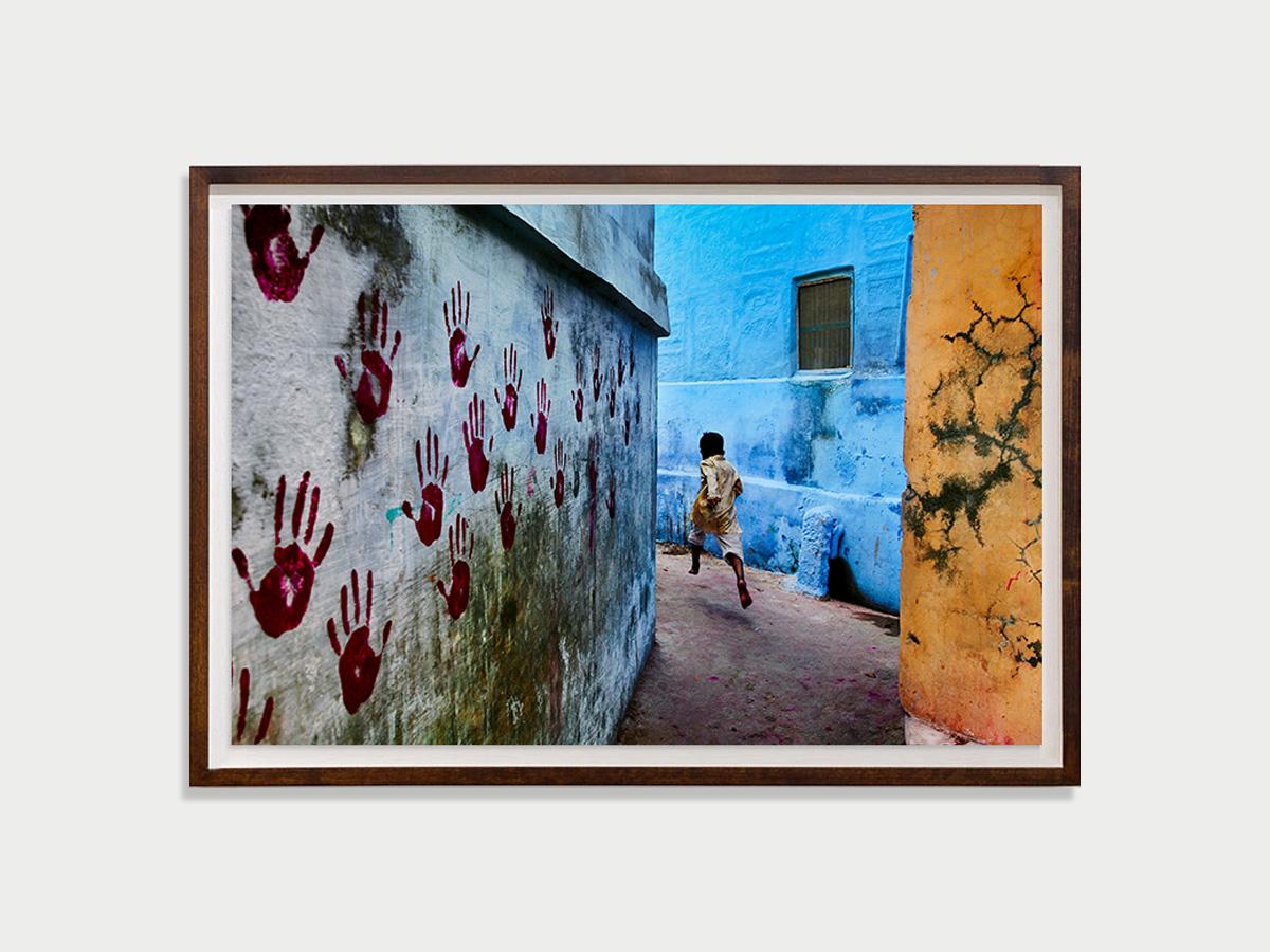 Boy In Mid-Flight, Jodhpur, Inde, 2007 - Steve McCurry (Photographie couleur) en vente 2