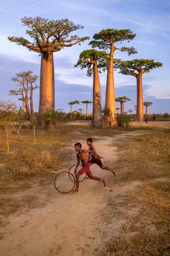 Steve McCurry 'Boys Play with Hoops' (Les garçons jouent avec des cerceaux)