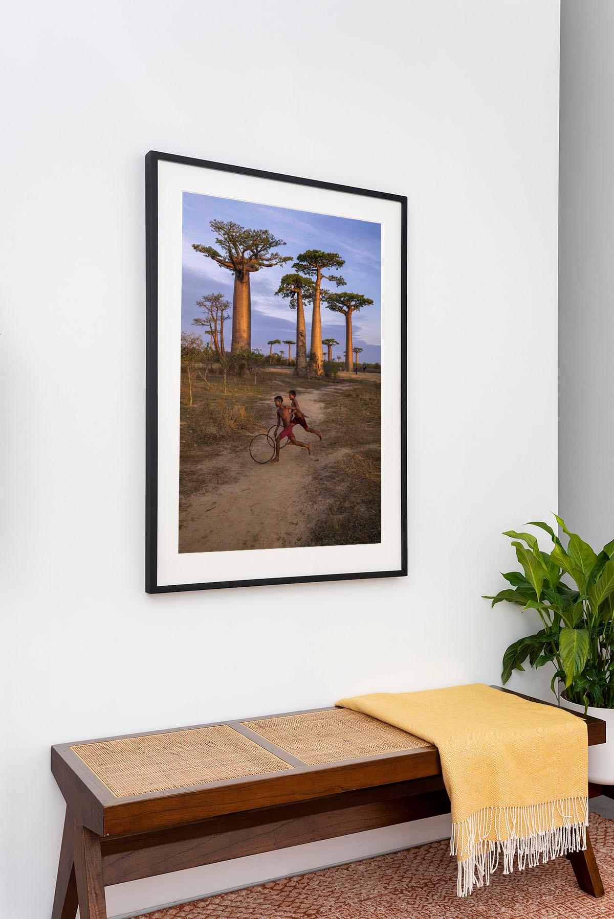 Les garçons qui courent avec des créoles, Baobab Avenue, Marondava, Madagascar, 2019 - Photograph de Steve McCurry