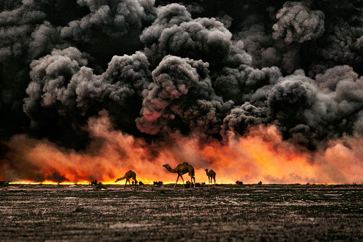 Camellos y campos petrolíferos - National Geographic, Kuwait, Paisaje, Fuego