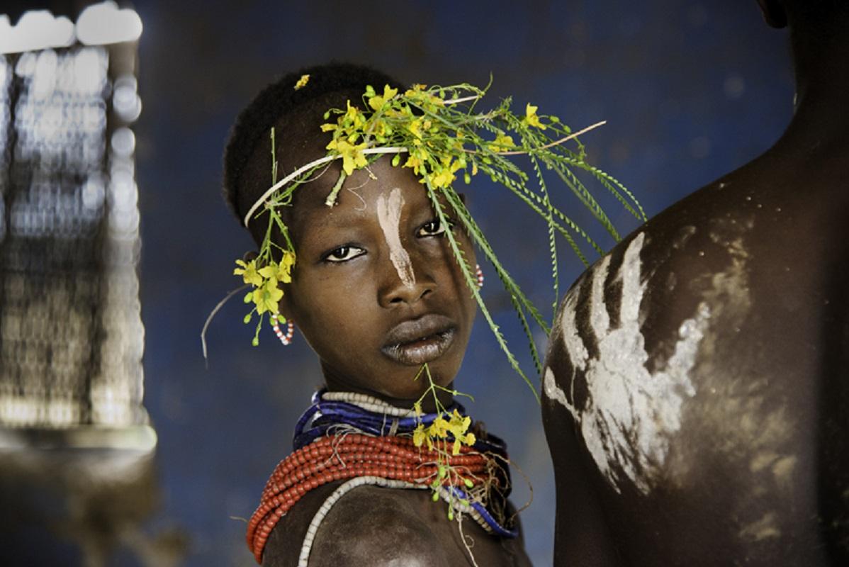 Color Photograph de Steve McCurry - Niño adornado con flores