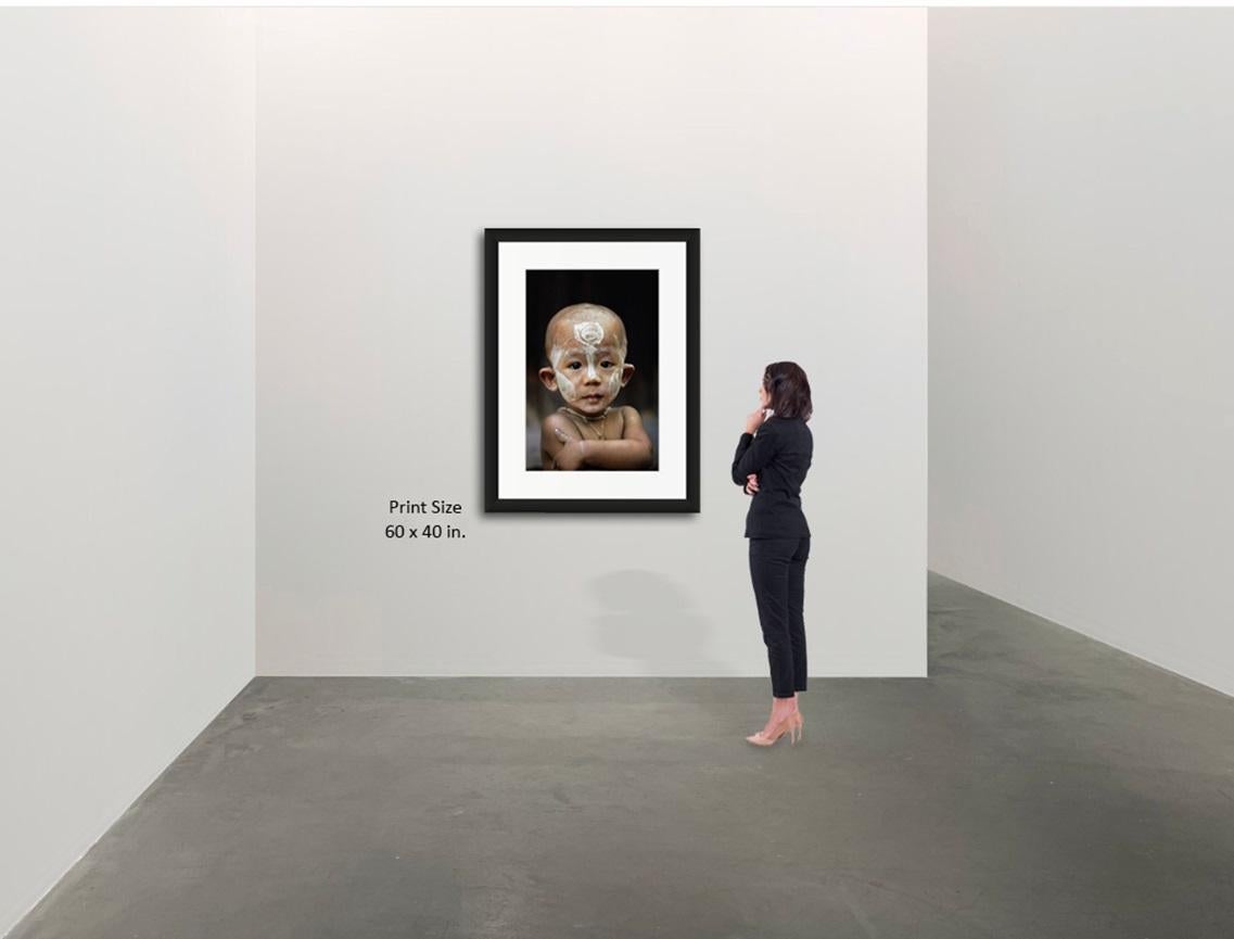 Bambino con Thanaka sul viso - Color Photograph Nero di Steve McCurry