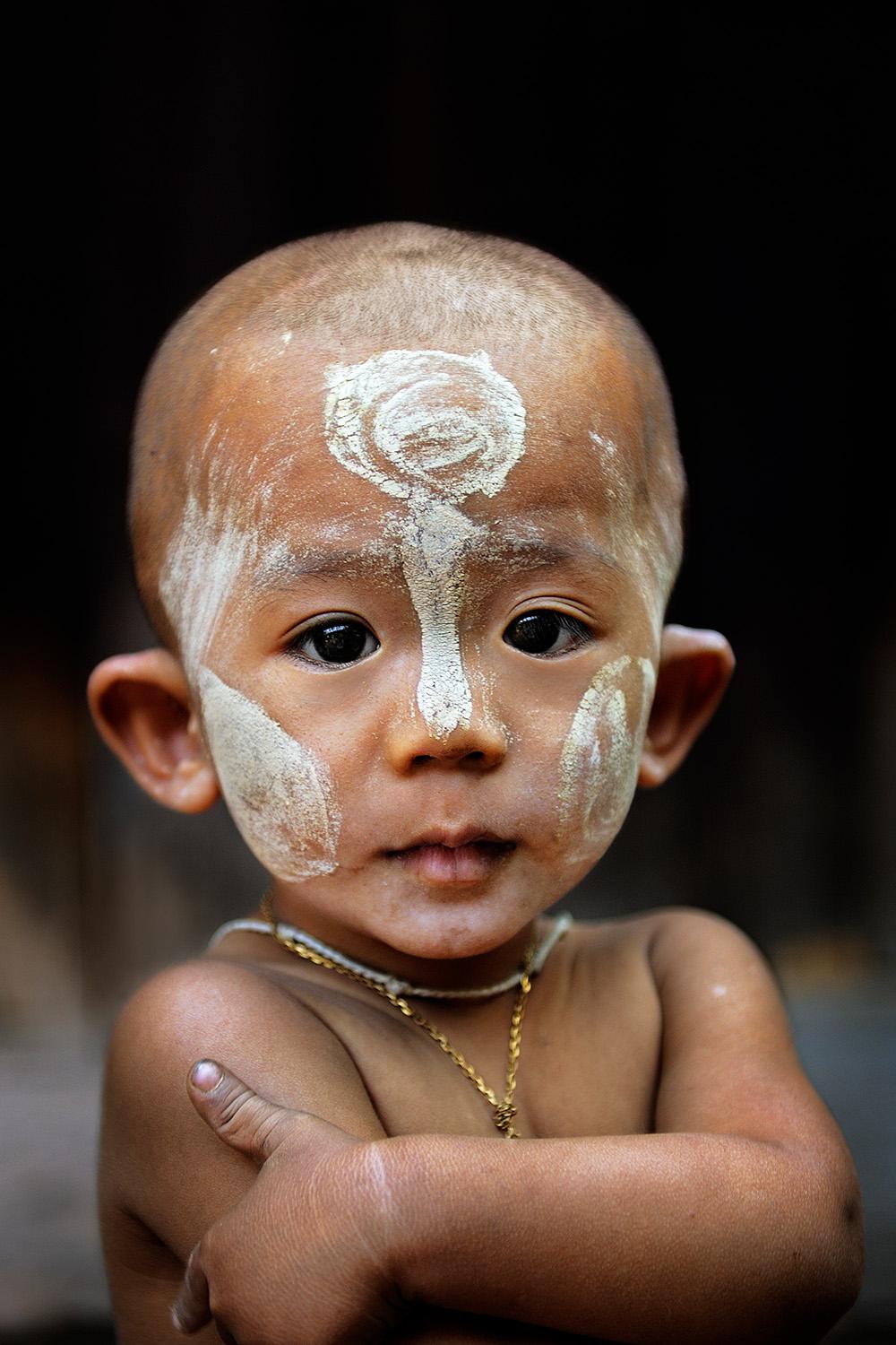 Color Photograph di Steve McCurry - Bambino con Thanaka sul viso