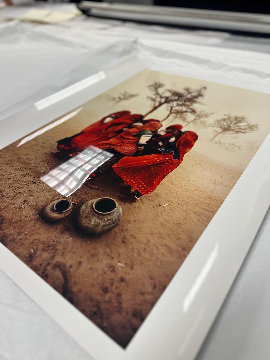 Tempesta di polvere (verticale) - Fotografia a colori in edizione limitata, National Geographic - Photograph di Steve McCurry
