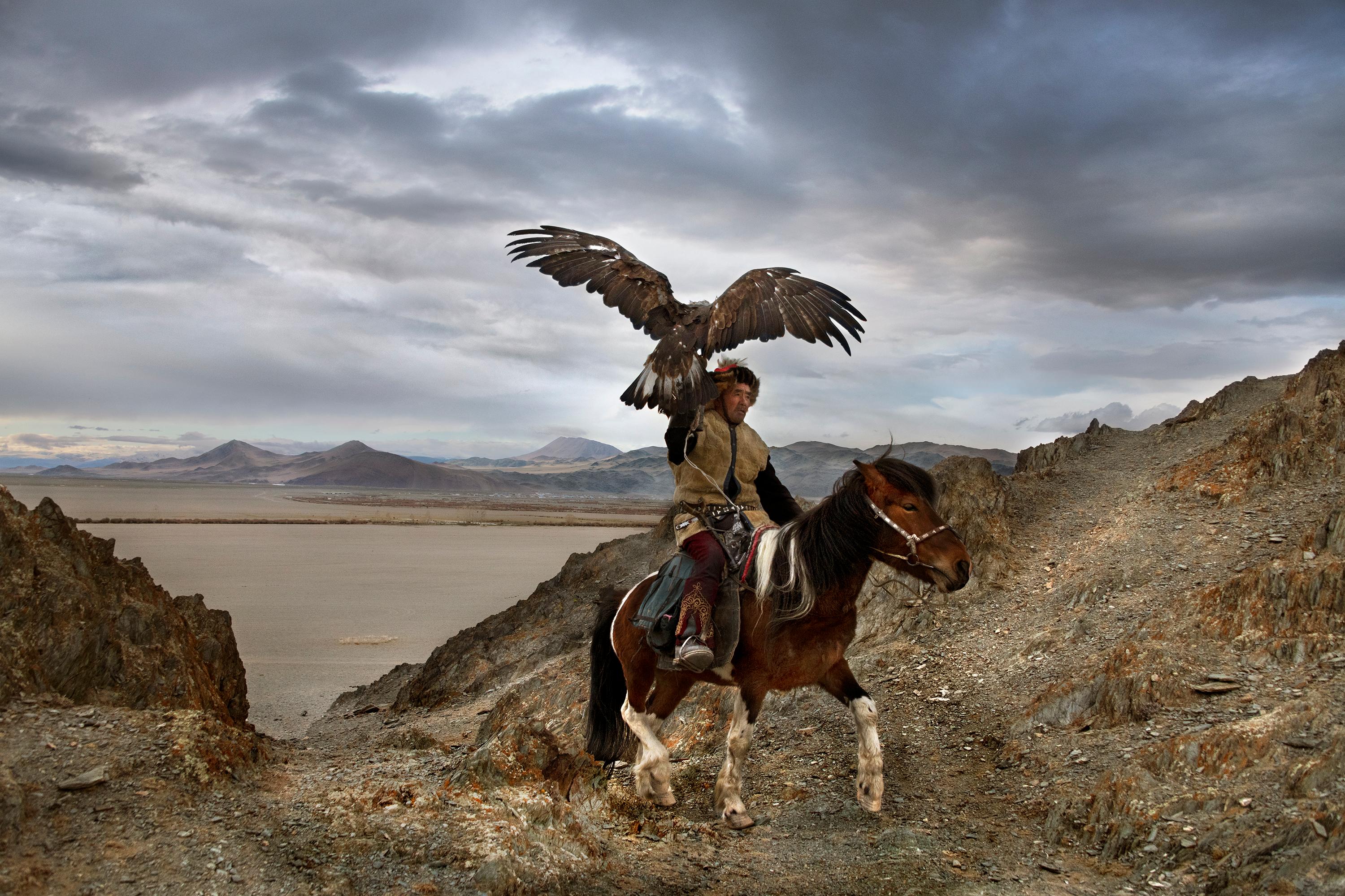 Figurative Photograph Steve McCurry - Chasseur d'aigle