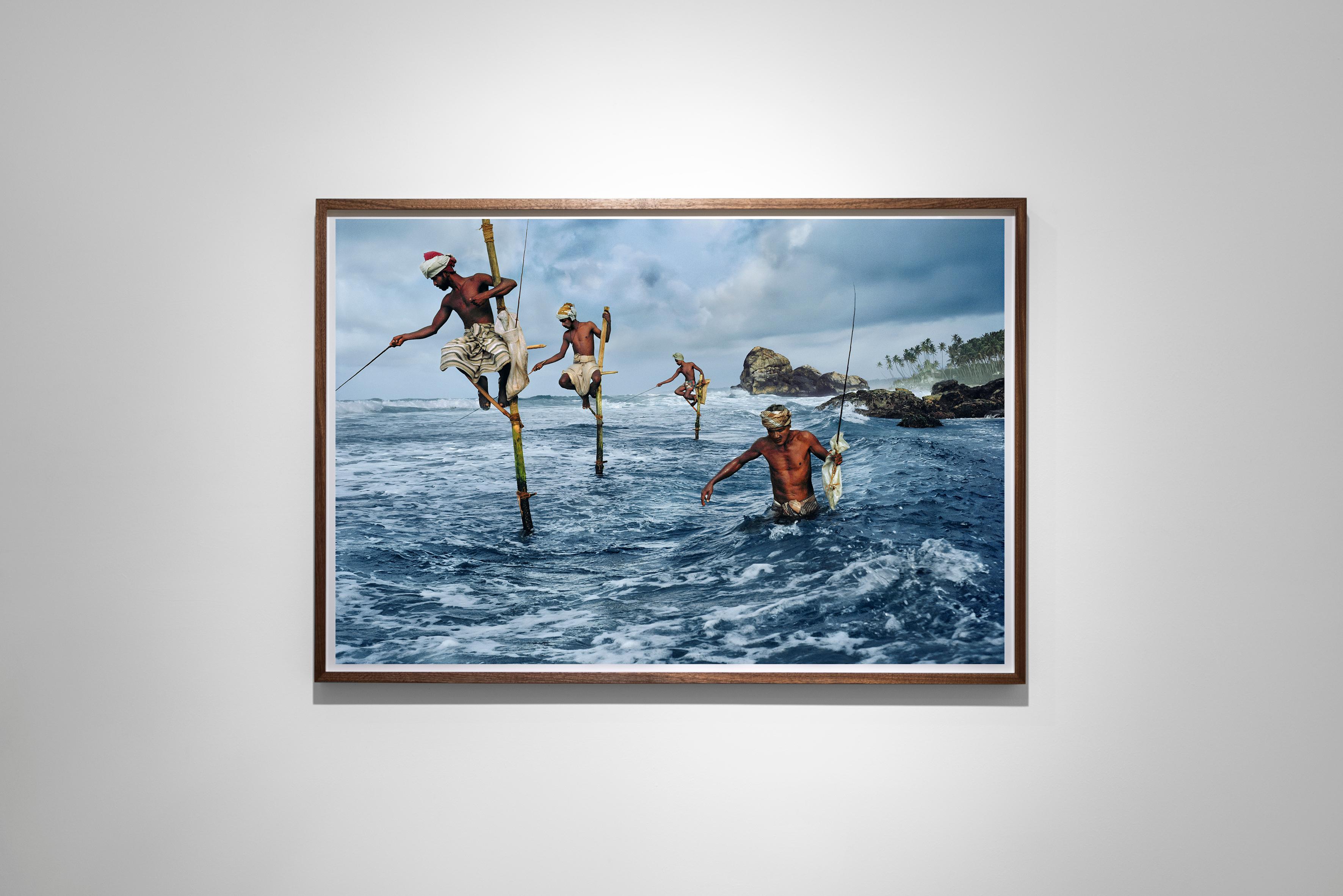 Pescatori, Weligama, costa meridionale, Sri Lanka, 1995 - Steve McCurry in vendita 1