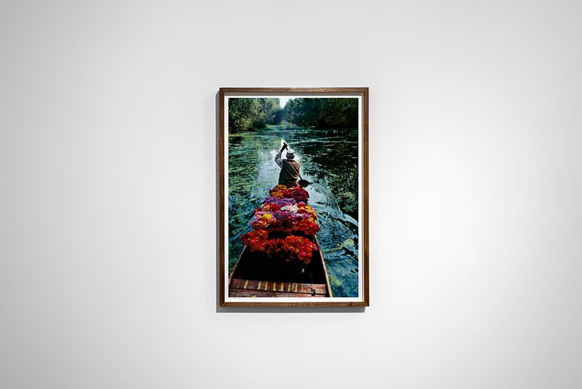 Blumenverkäufer, Dal Lake, Srinigar, Kashmir, 1996 - Steve McCurry  im Angebot 1