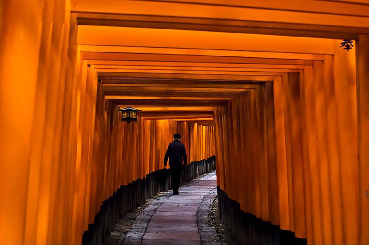 Santuario de Fushimi Inari, Kioto, Japón, 2007  - Steve McCurry (Fotografía en color)
Firmado y numerado en la etiqueta de edición del fotógrafo del reverso 
Impresión digital tipo c

20 x 24 pulgadas, edición de 30  
30 x 40 pulgadas, edición de 15