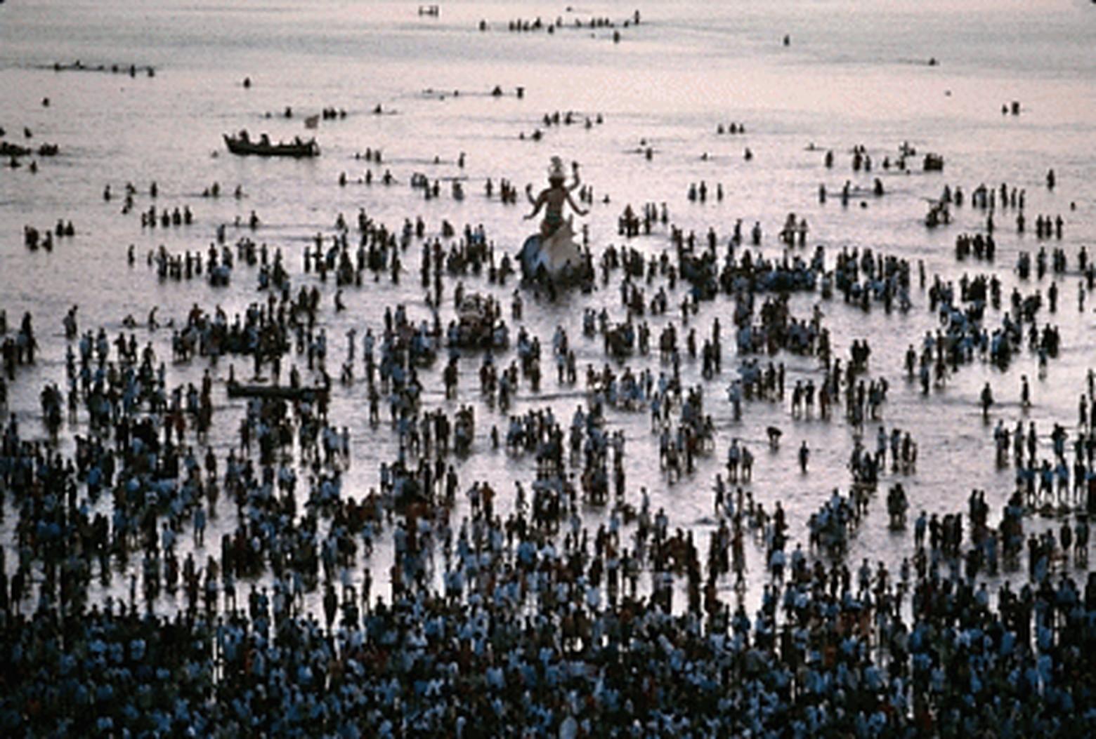 Steve McCurry Color Photograph – Ganesh Chaturthi Fest, 1994