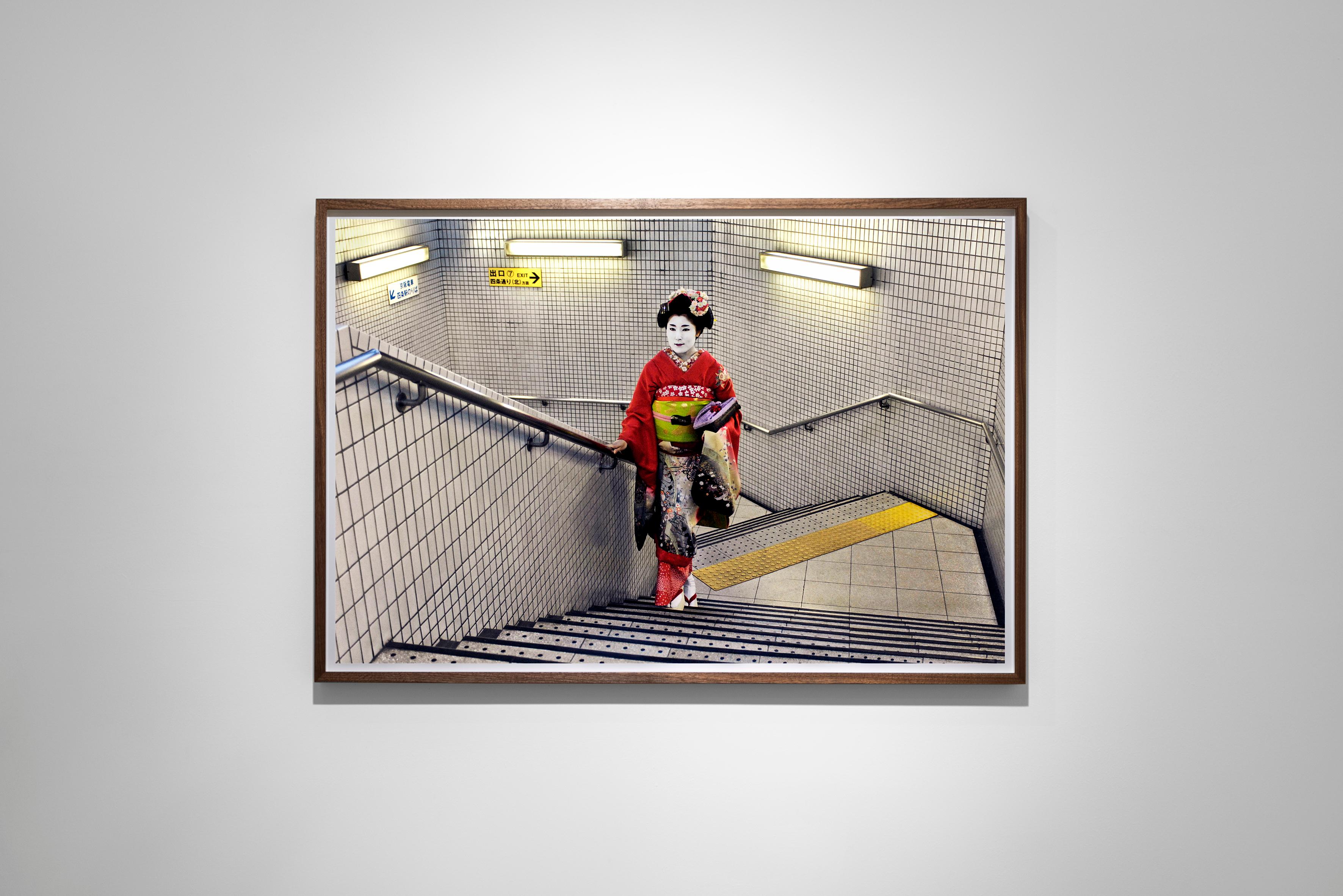 Geisha in der U-Bahn, Kyoto, Japan, 200 -Steve McCurry (Farbporträtfotografie) im Angebot 1