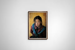 Girl in New Coat (Fille dans un manteau neuf), Xigaze, Tibet, 2001 - Steve McCurry (portrait couleur)