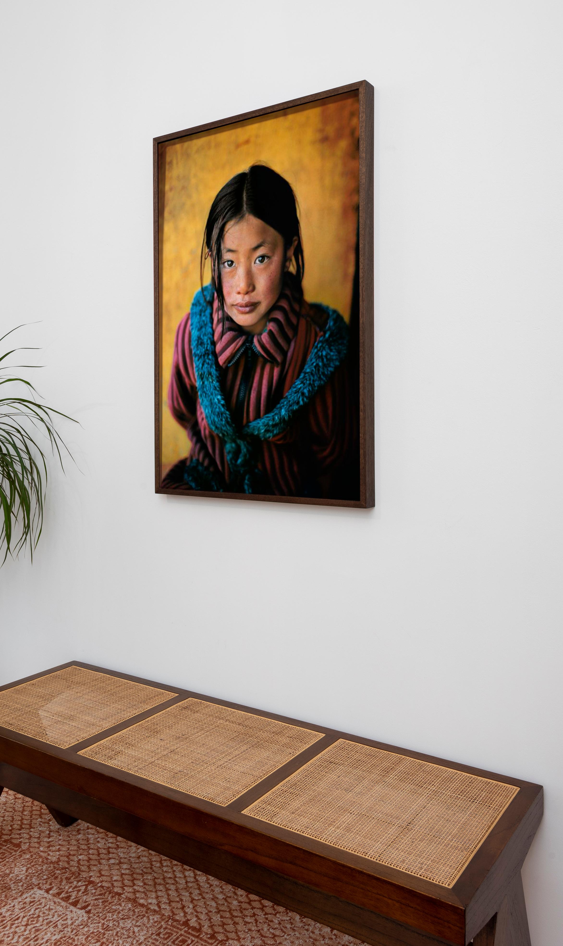 Girl in New Coat, Xigaze, Tibet, 2001 - Steve McCurry (Farbporträt) im Angebot 2