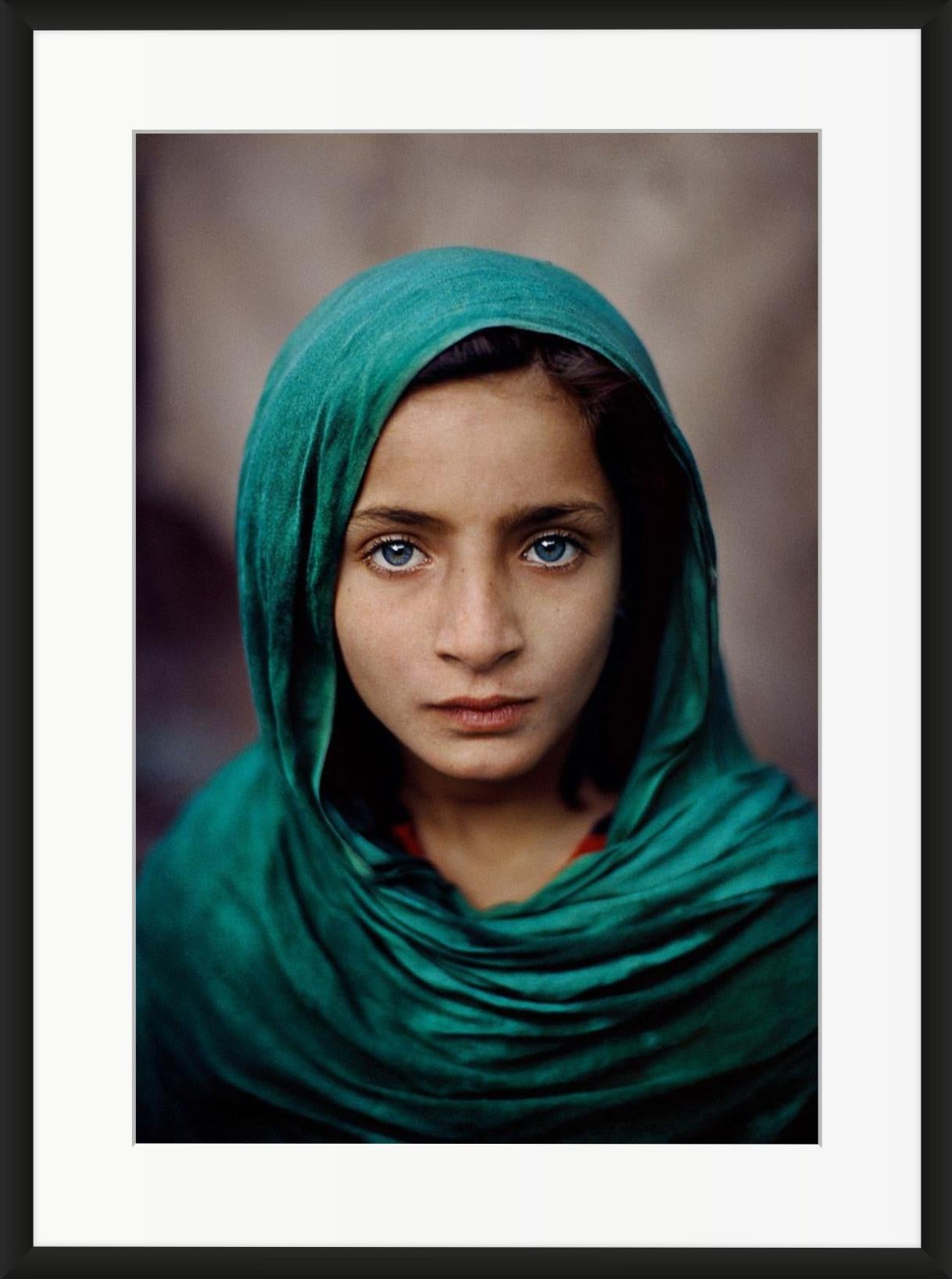 Mädchen mit grünem Schal, Peshawar, Pakistan – Photograph von Steve McCurry