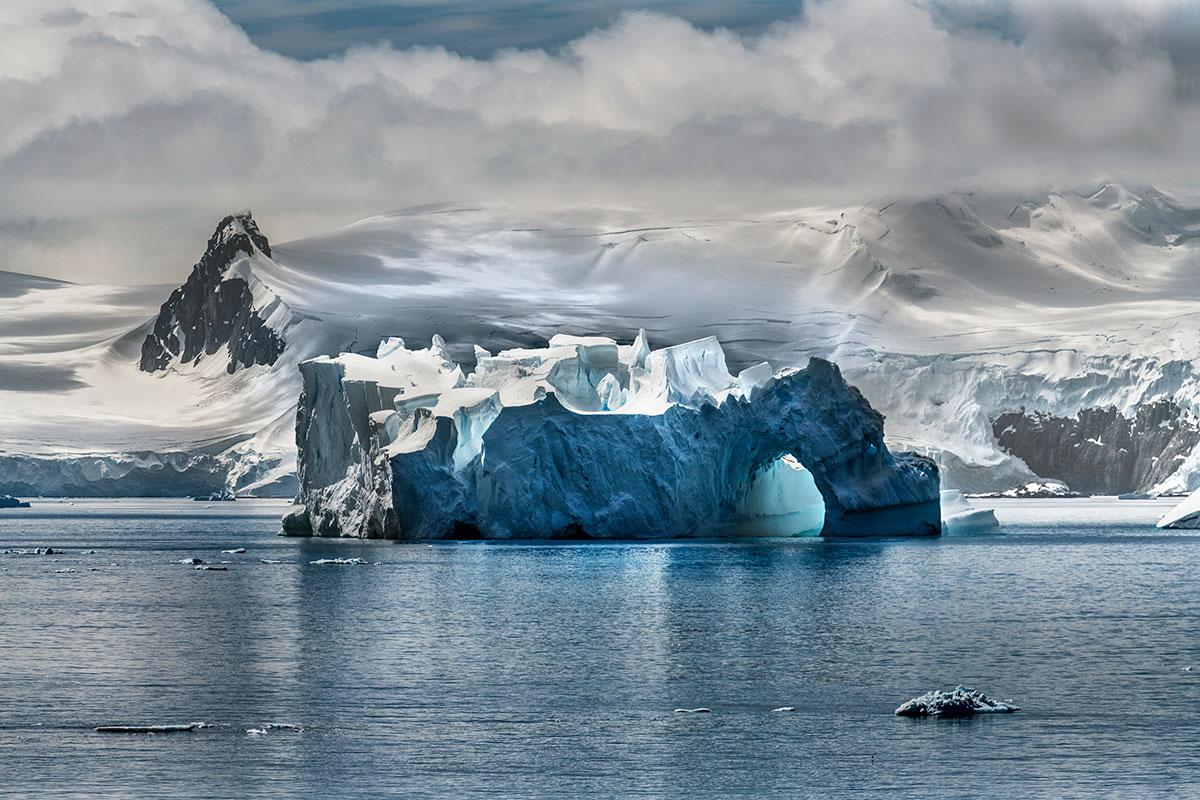 Iceberg par Steve McCurry, 2019, Impression numérique en C-Print, Photographie de paysage