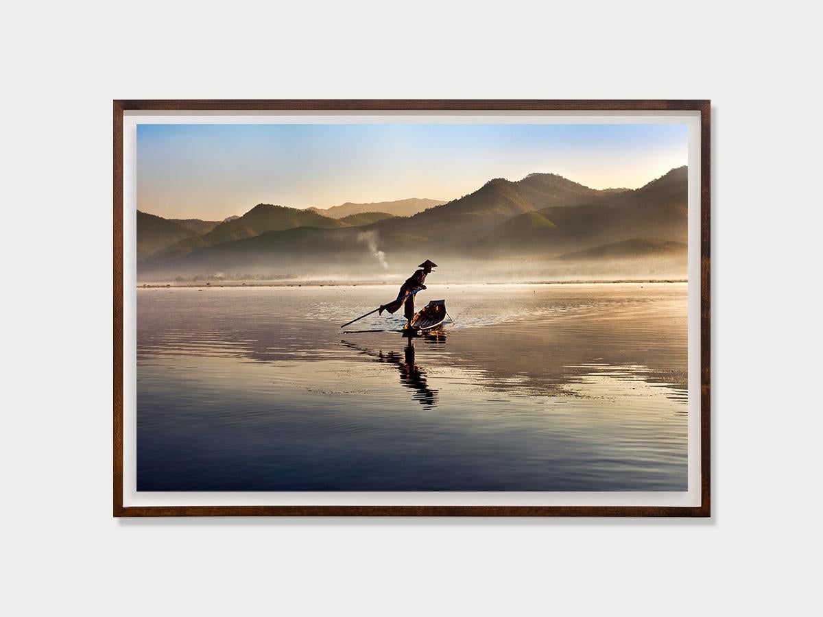 Intha Fisherman, Birmanie, 2011 - Steve McCurry (photographie de paysage couleur) en vente 3