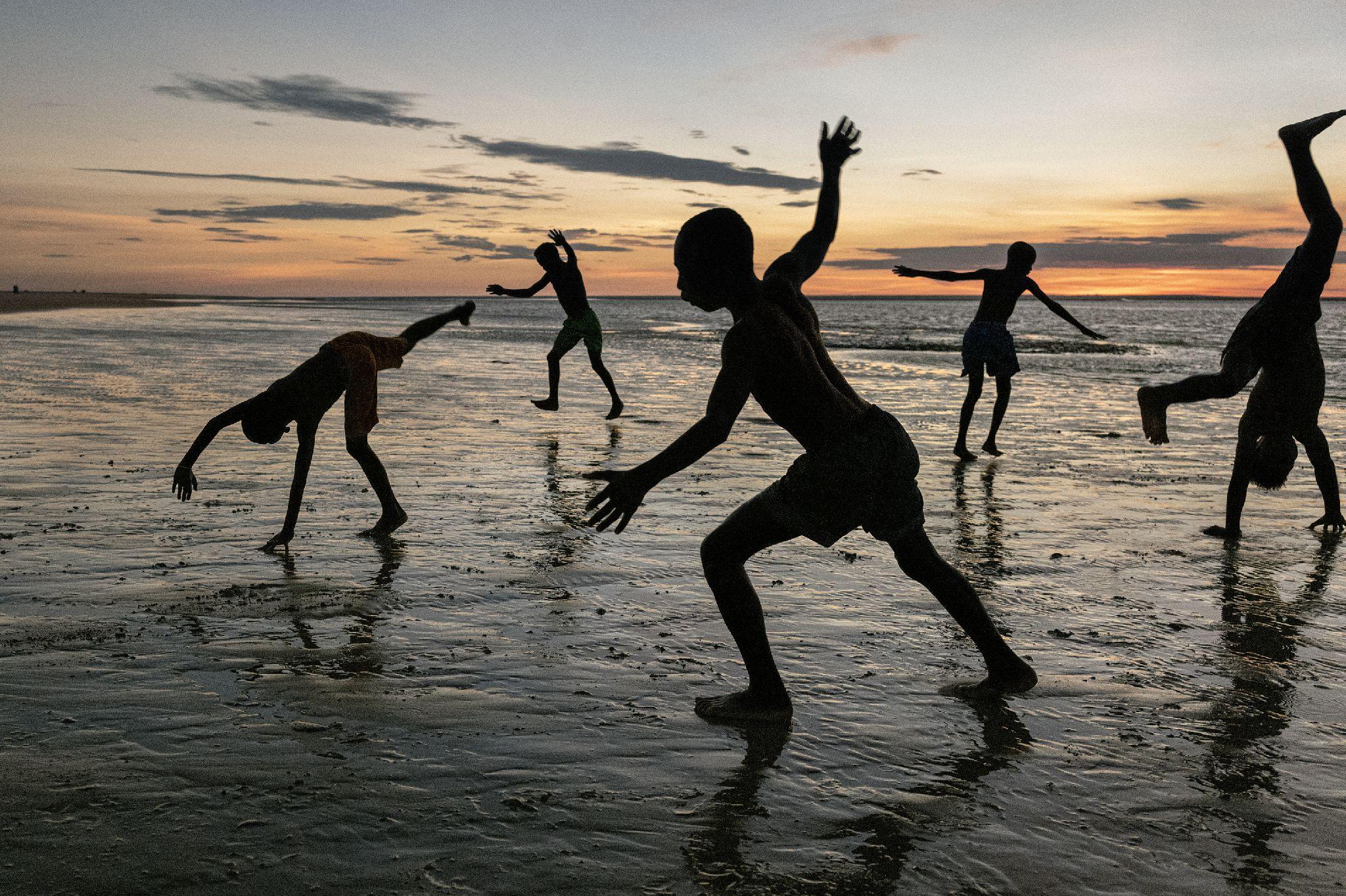 Steve McCurry Color Photograph - Kids Play on the Beach