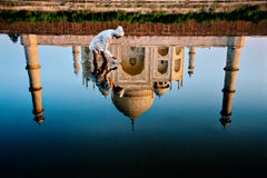 Man and Taj Reflection von Steve McCurry, 1999, Digitaler C-Print