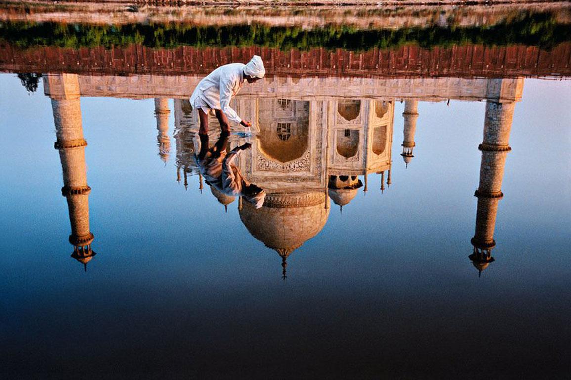 Figurative Photograph Steve McCurry - Homme et Taj Réflexion