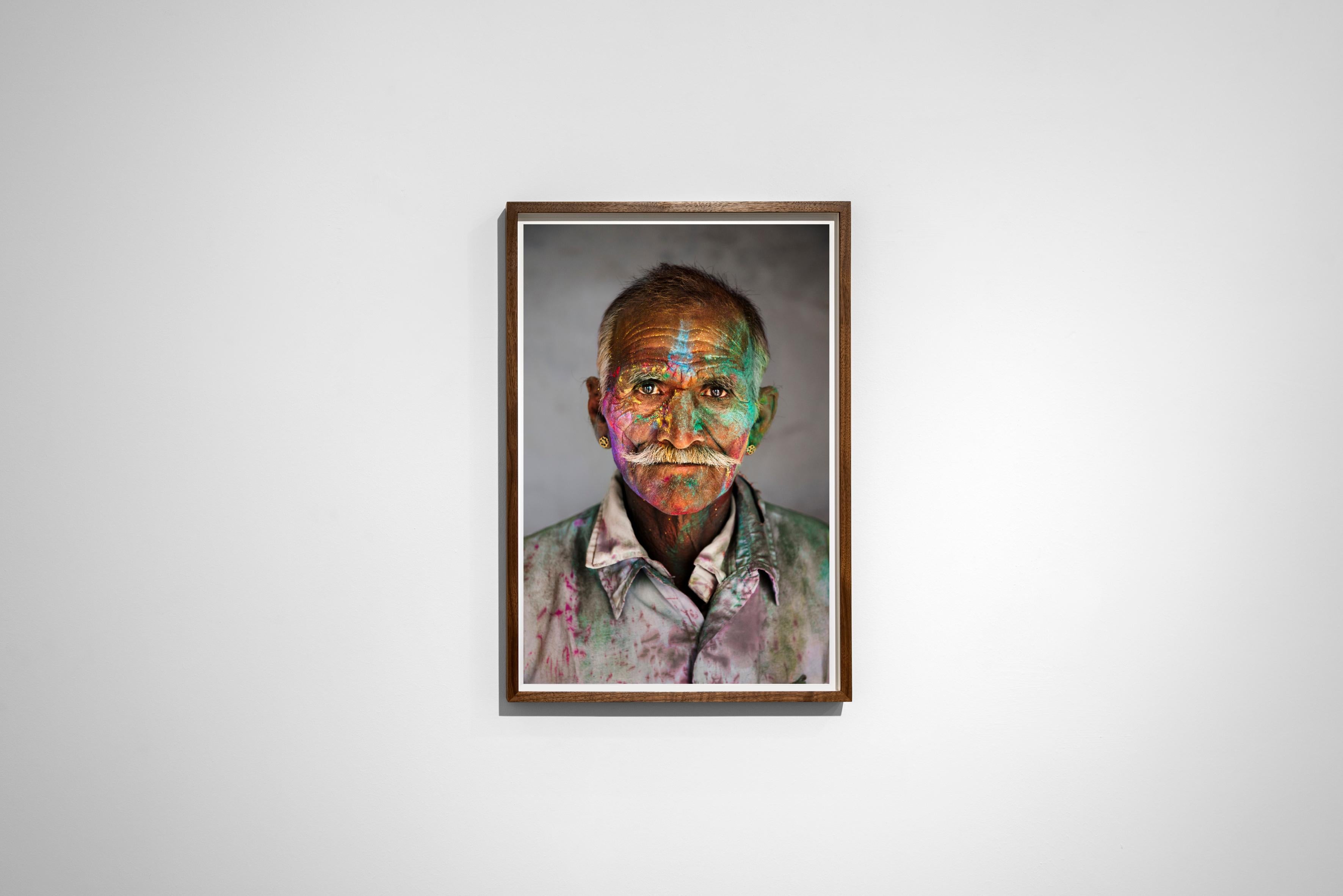 Man Covered in Powder, Rajasthan, Inde, 2009  - Steve McCurry en vente 1