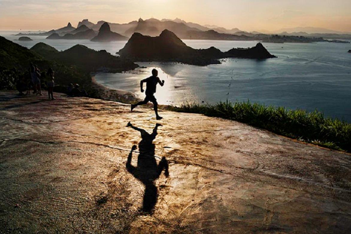 Steve McCurry Color Photograph – Fine Art-Fotografie einer Figur, die beim Sonnenaufgang am Strand läuft, in Brasilien