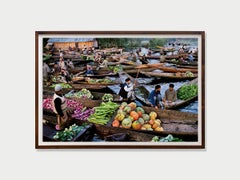 Venditori del mercato sul lago Dal, Kashmir, 1999 - Steve McCurry (Fotografia a colori)