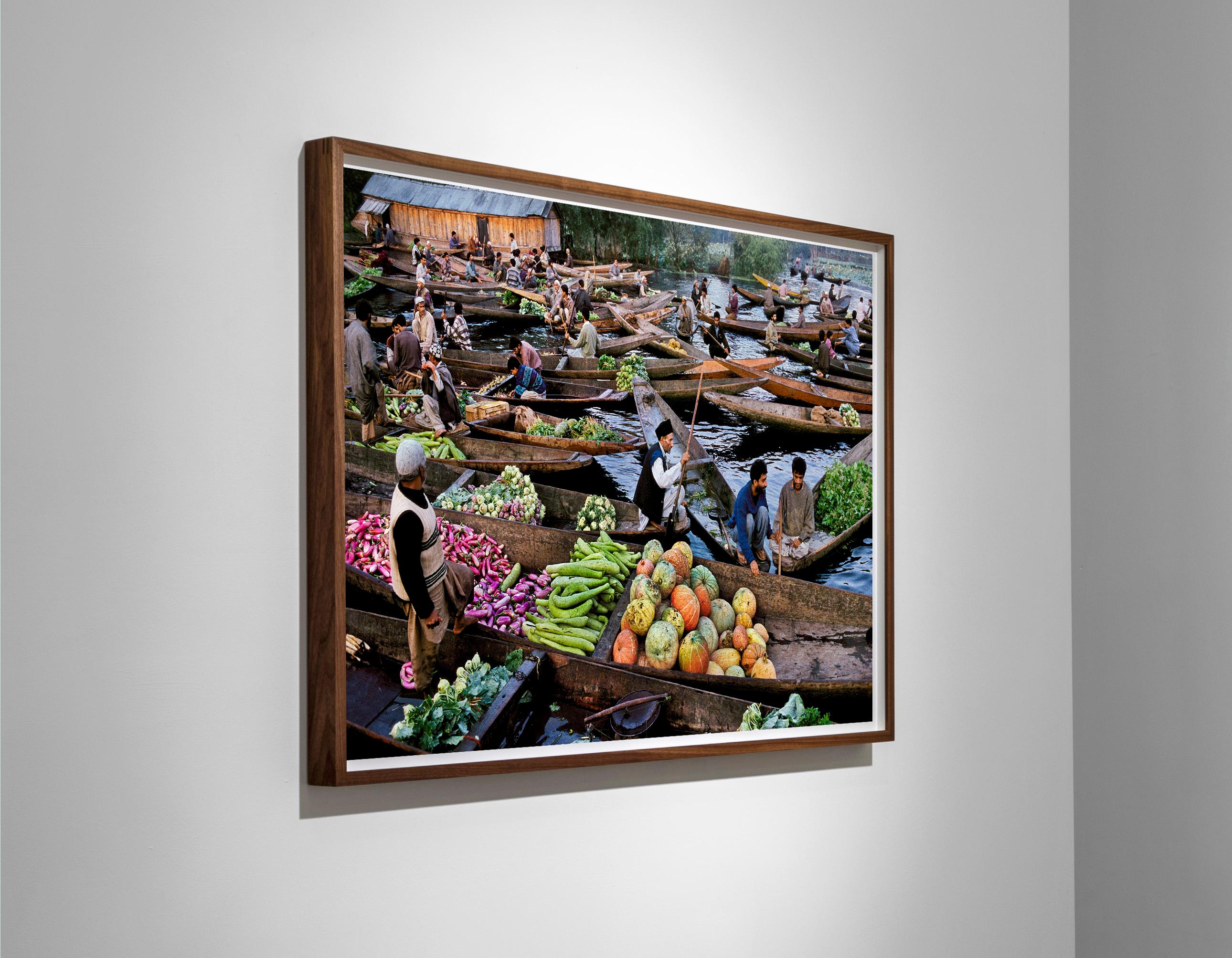Market Vendors am Dal Lake, Kaschmir, 1999 – Steve McCurry (Farbfotografie) im Angebot 2