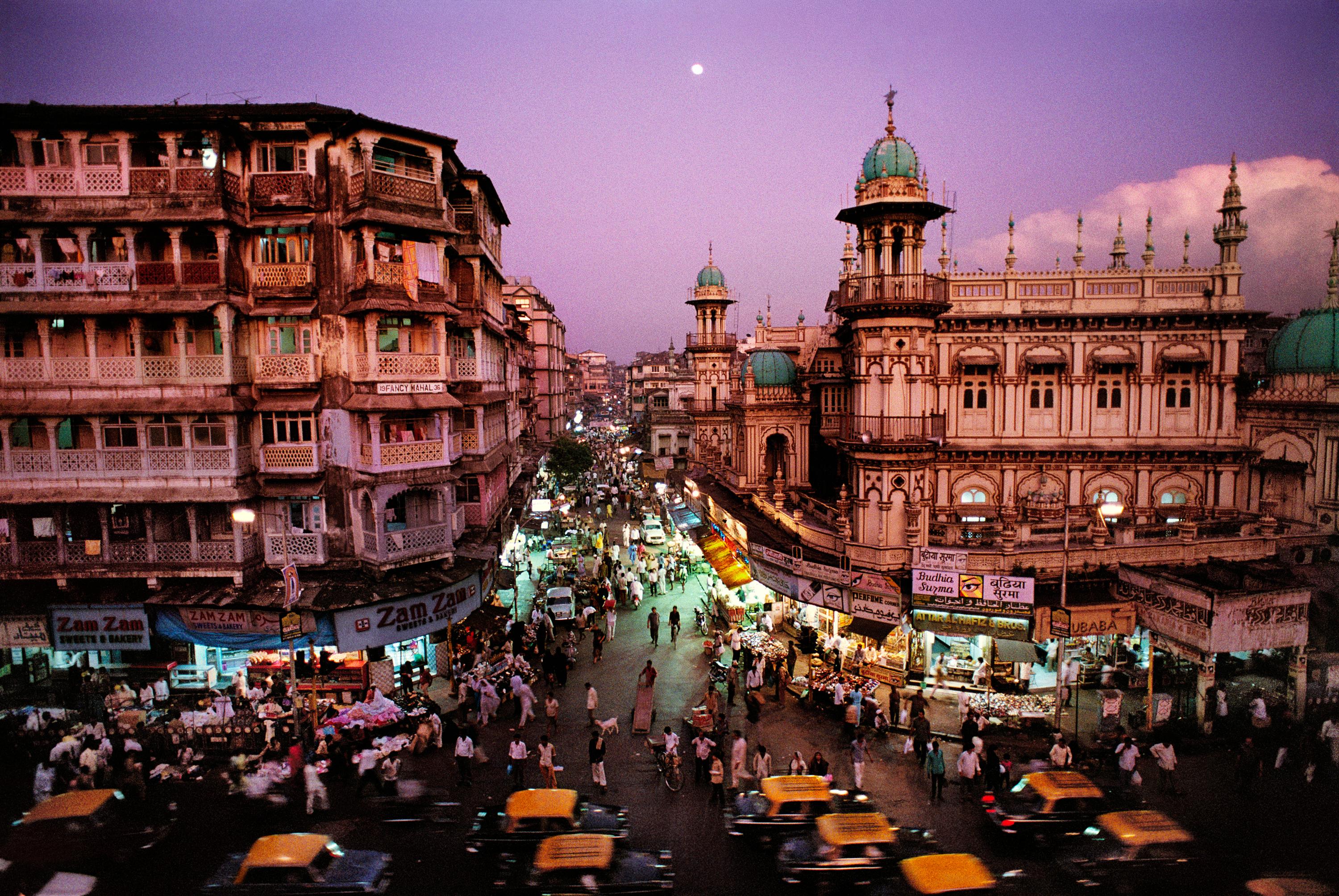 Steve McCurry Color Photograph - Moonrise in Mumbai