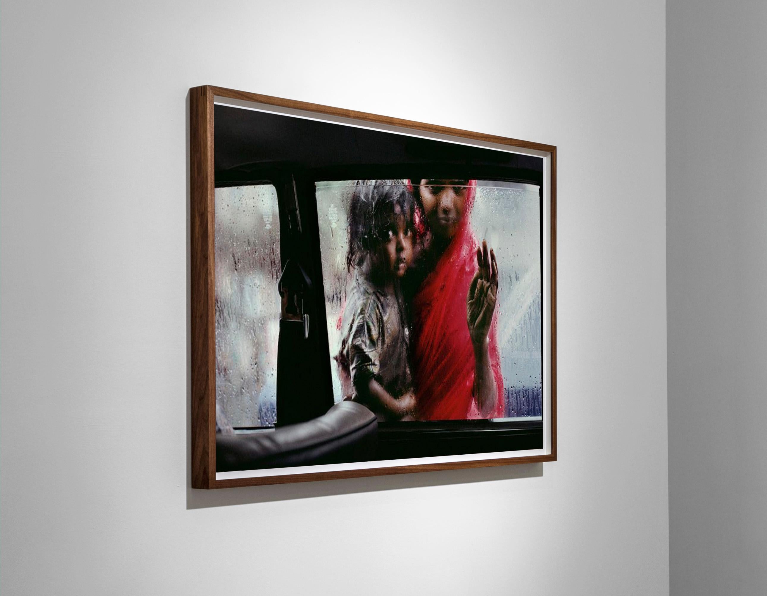 Mutter und Kind im Autofenster, Bombay, Indien, 1993  - Steve McCurry im Angebot 1