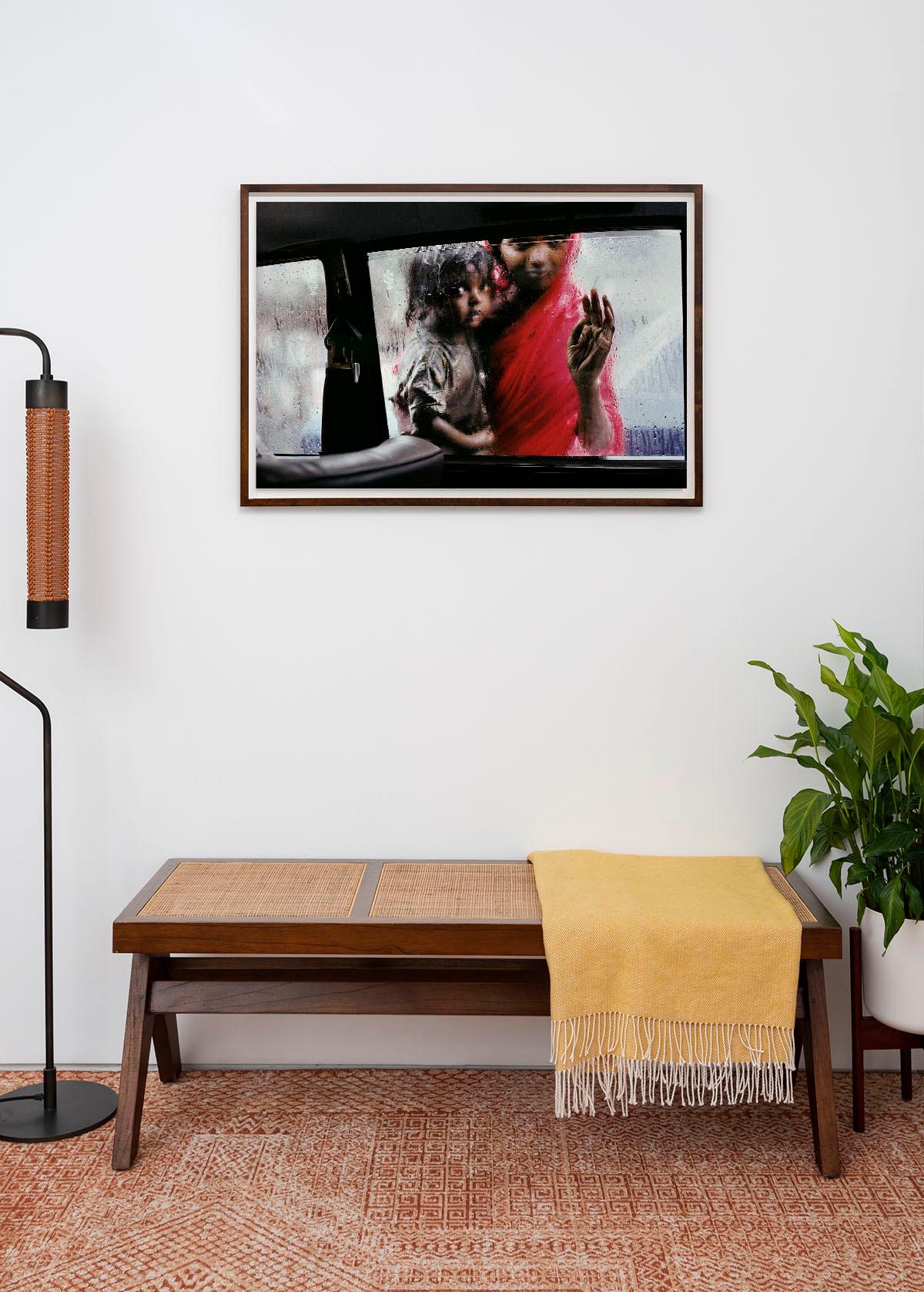Mutter und Kind im Autofenster, Bombay, Indien, 1993  - Steve McCurry im Angebot 2